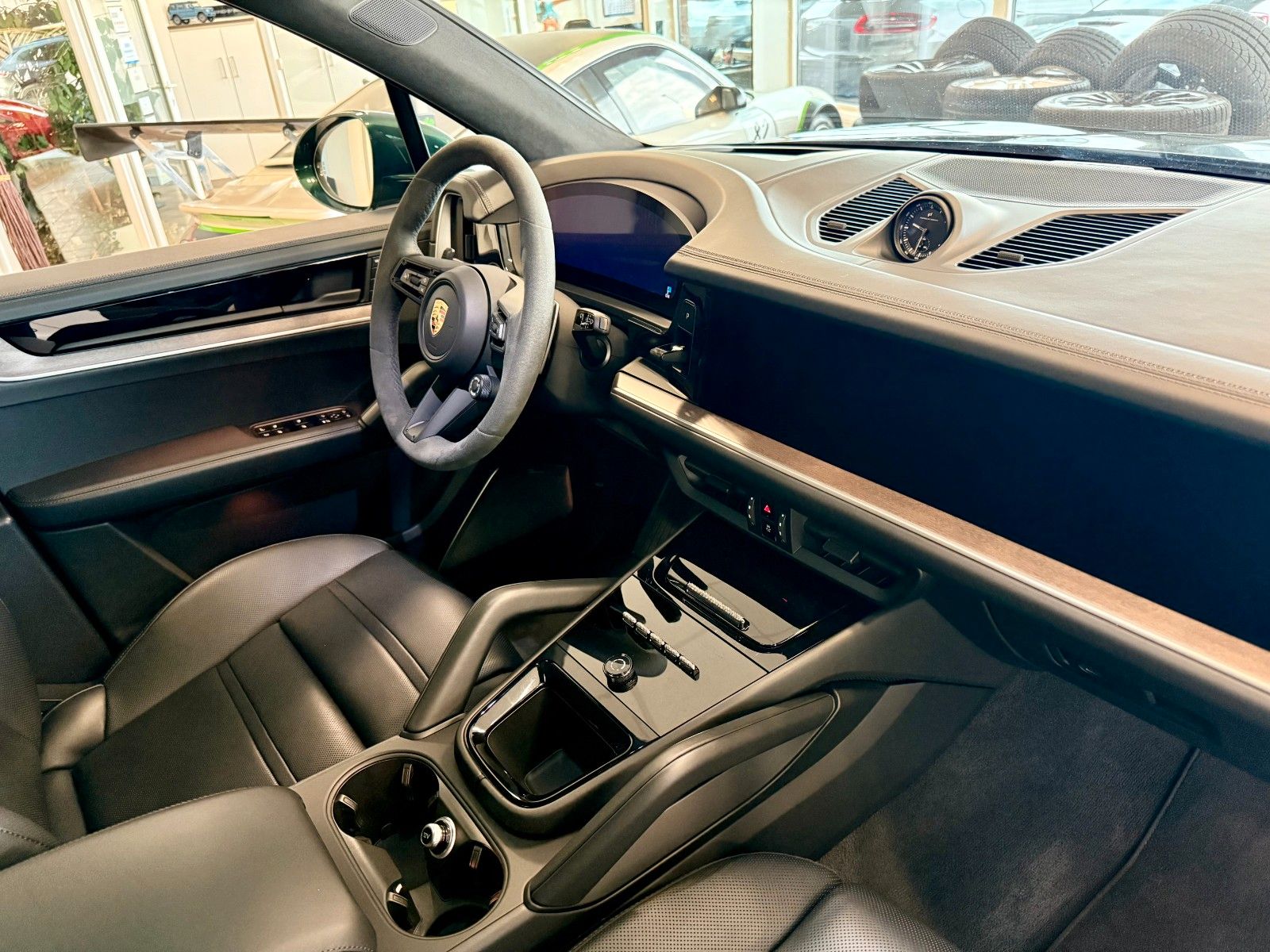 Fahrzeugabbildung Porsche Cayenne Turbo E-Hybrid SportDesign/PCCB/PTS/AHK