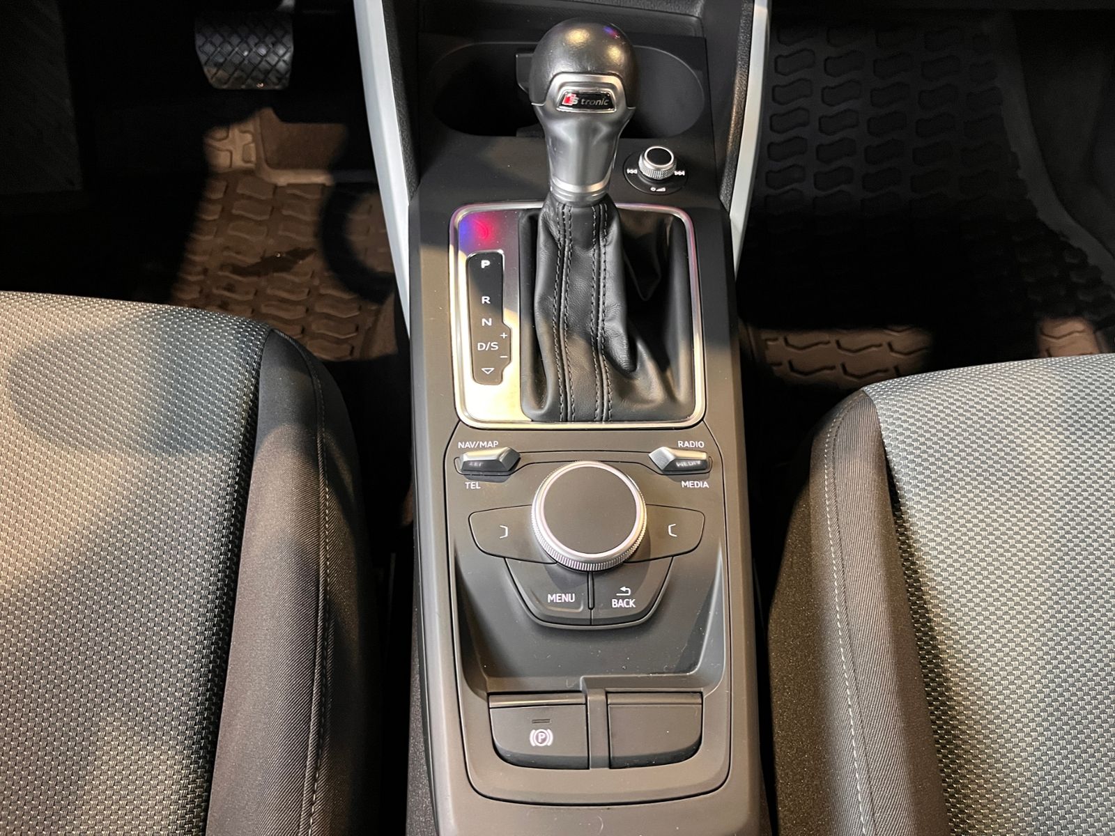 Fahrzeugabbildung Audi Q2 design AHK LED NAV PDC ALU