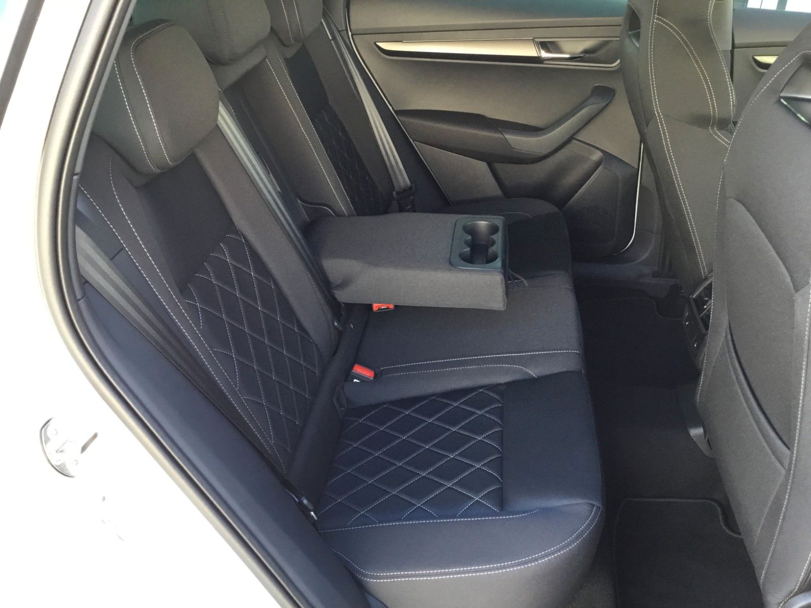Fahrzeugabbildung SKODA Karoq 2.0l TSI DSG 4x4 Sportline+Pano+Standheizu