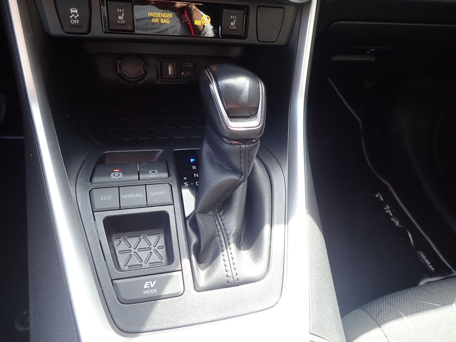 Fahrzeugabbildung Toyota RAV 4 Hybrid 4x2 Team Deutschland/AHK/KAMERA