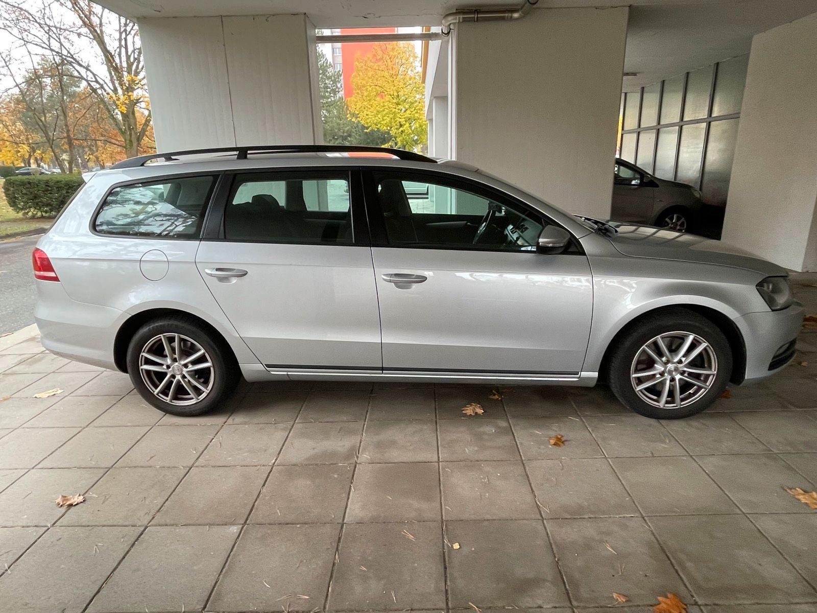 Volkswagen Passat 2011 — салон