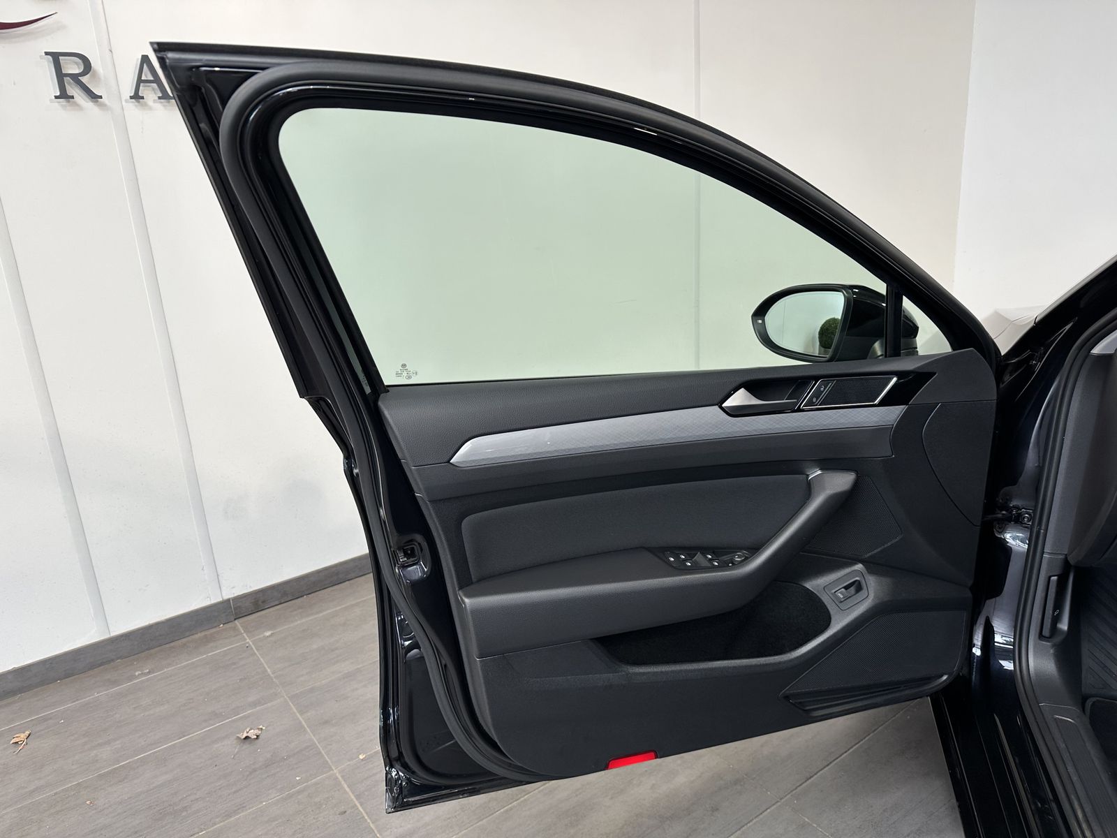 Fahrzeugabbildung Volkswagen Passat Variant 2.0 TDI Business NAV+LED+ACC+PANO