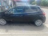 Peugeot 208 1.2 Allure PureTech 110 EAT6 S & S Allure - Peugeot 208 Allure mit Benzin-Antrieb