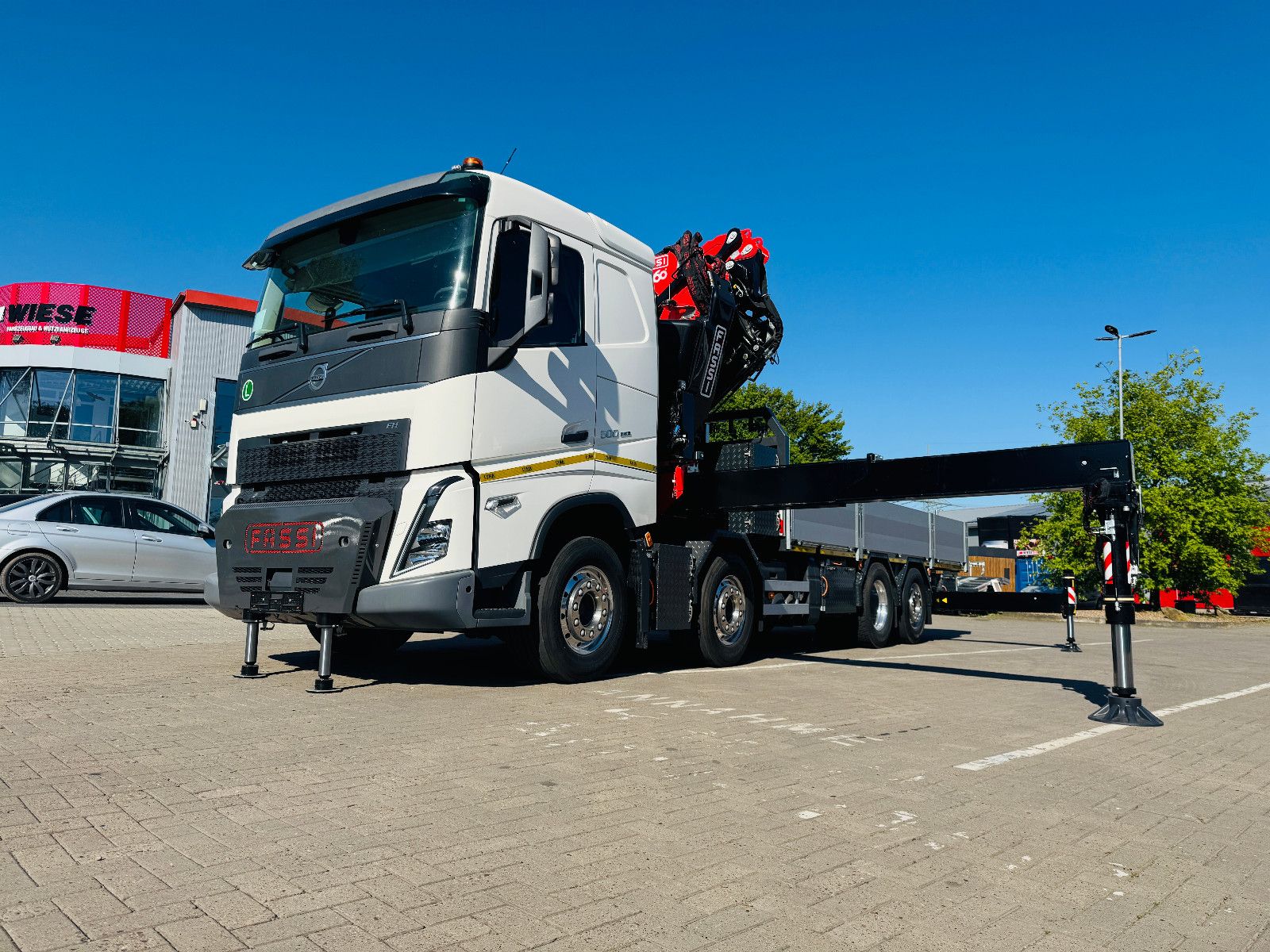 Fahrzeugabbildung Volvo FH 500 8x2 mit F710RA.2.27 L426 und V20 Winde