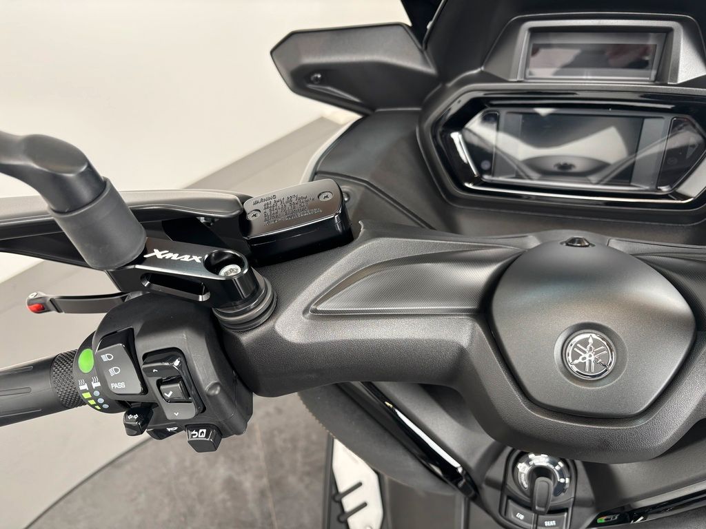 Fahrzeugabbildung Yamaha XMAX 300 TECHMAX *NEUWERTIG *TOPCASETRÄGER