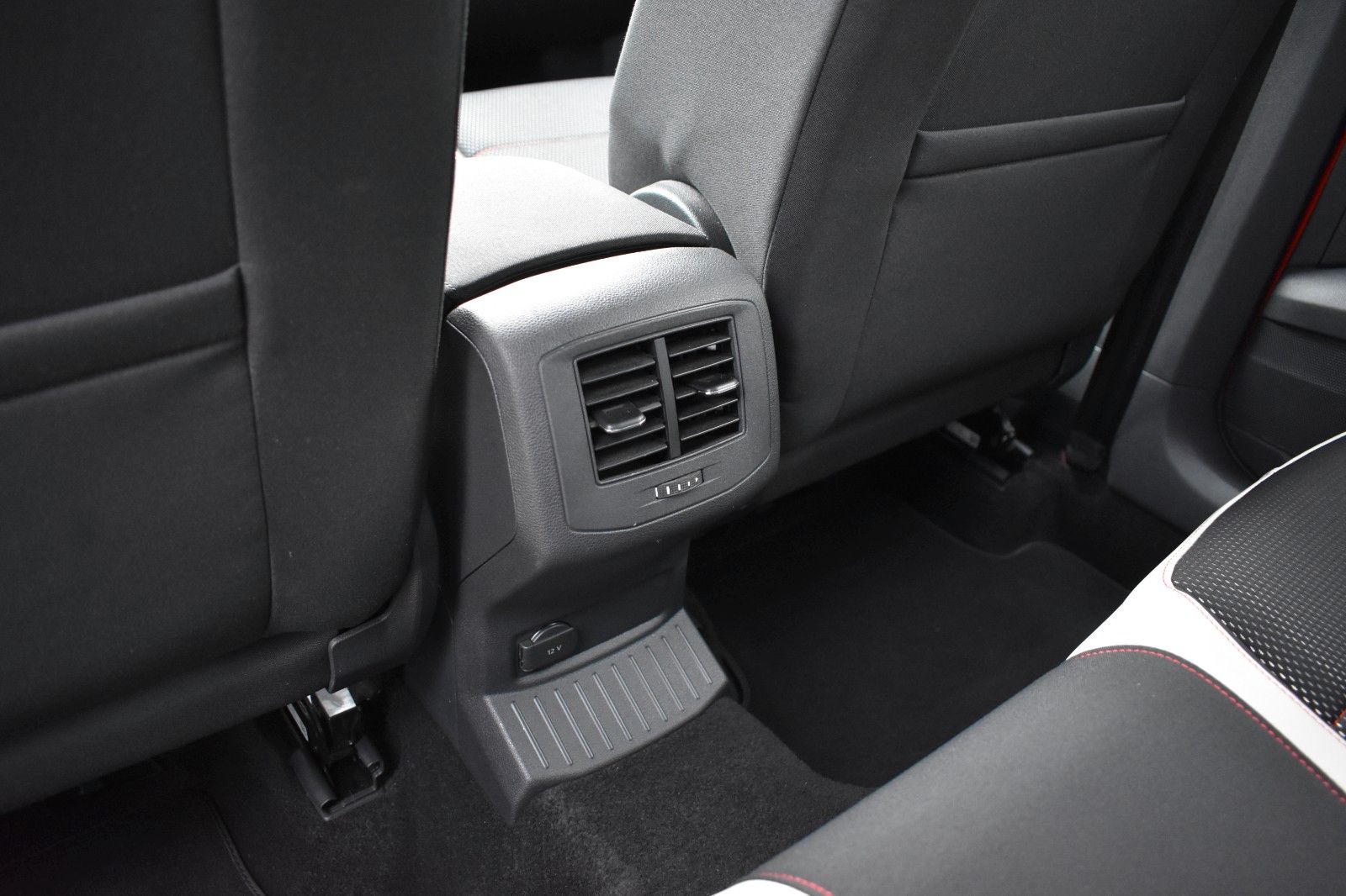 Fahrzeugabbildung Volkswagen T-Roc Sport 4Motion LED AHK Applecar Automatik