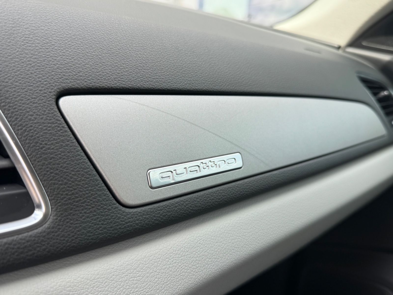 Fahrzeugabbildung Audi Q3 2.0 TDI quattro S-Tronic/SHZ/ALU/TÜV-NEU/