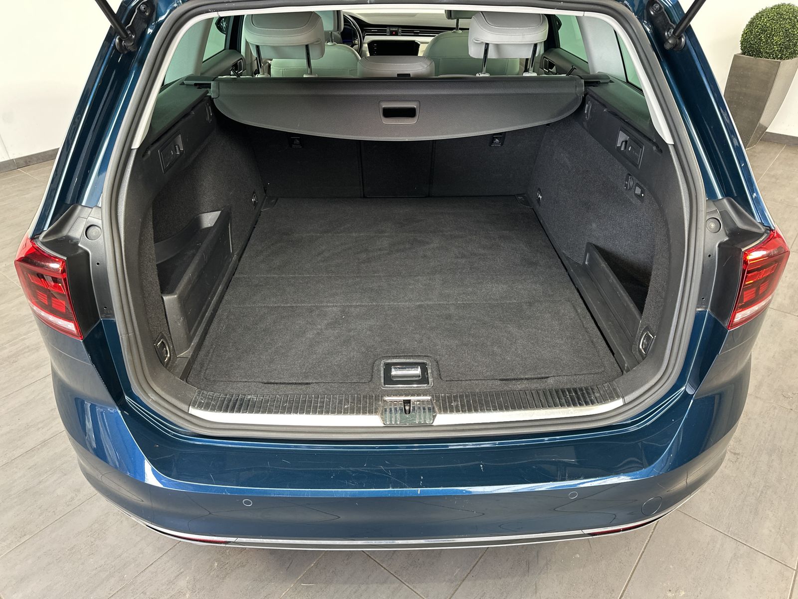 Fahrzeugabbildung Volkswagen Passat Variant 2.0 TDI DSG R-Line NAV+LED+AHK+VC