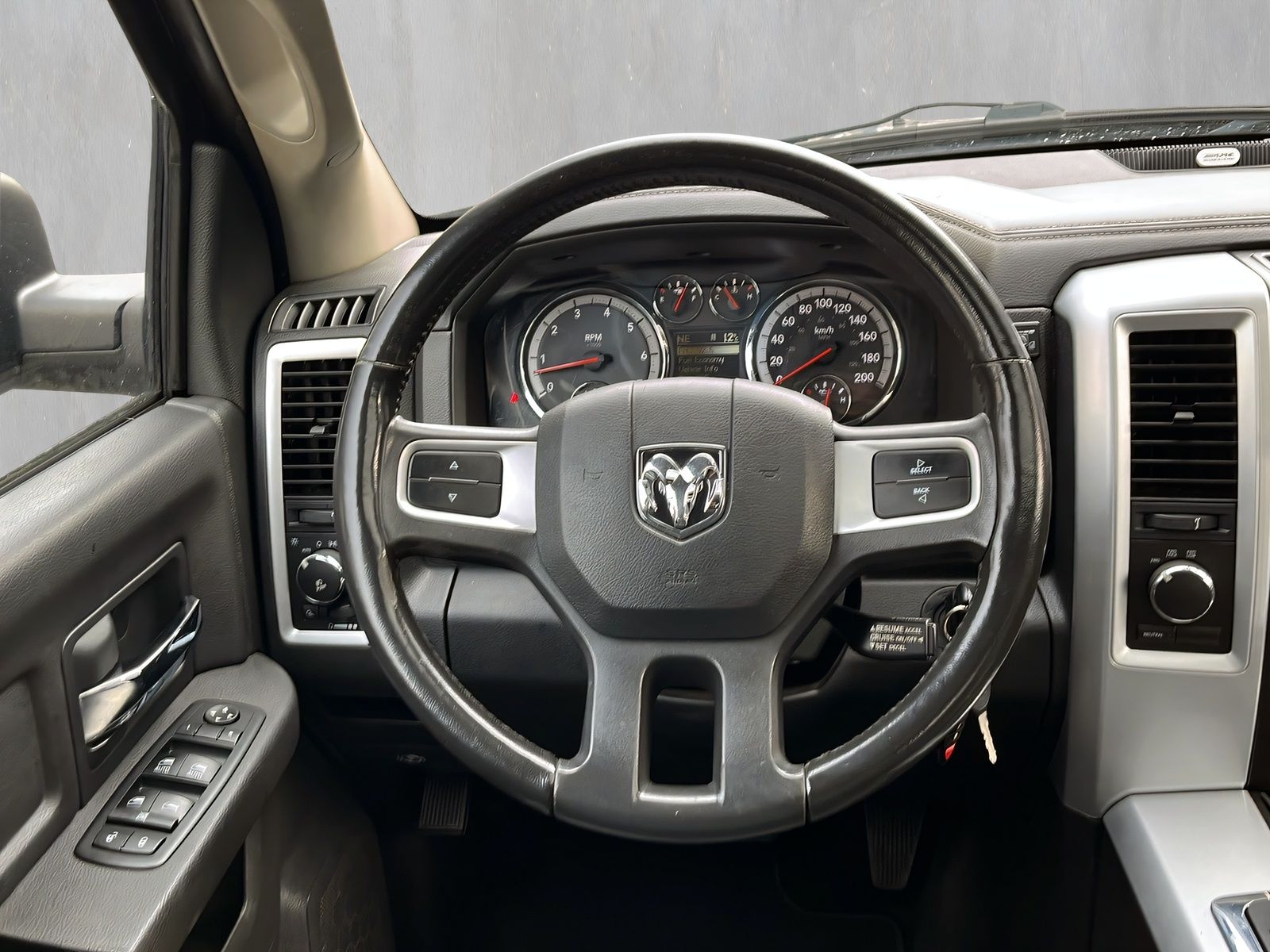 Fahrzeugabbildung Dodge RAM 1500 LPG 103L CREW CAB 1.HAND RF KAM AHK GSD