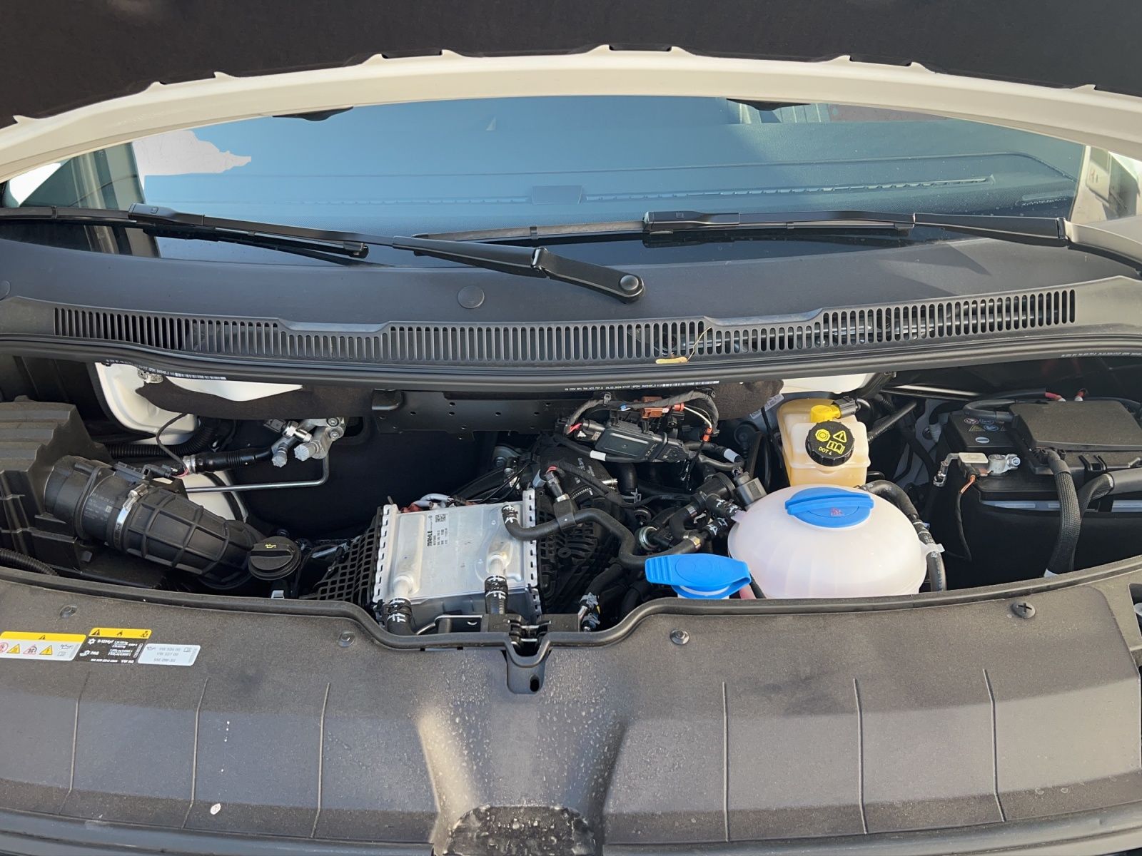 Fahrzeugabbildung Volkswagen T6 Kombi T6.1 TDI 9 Sitzer LR Klima, PDC, AHK Vo