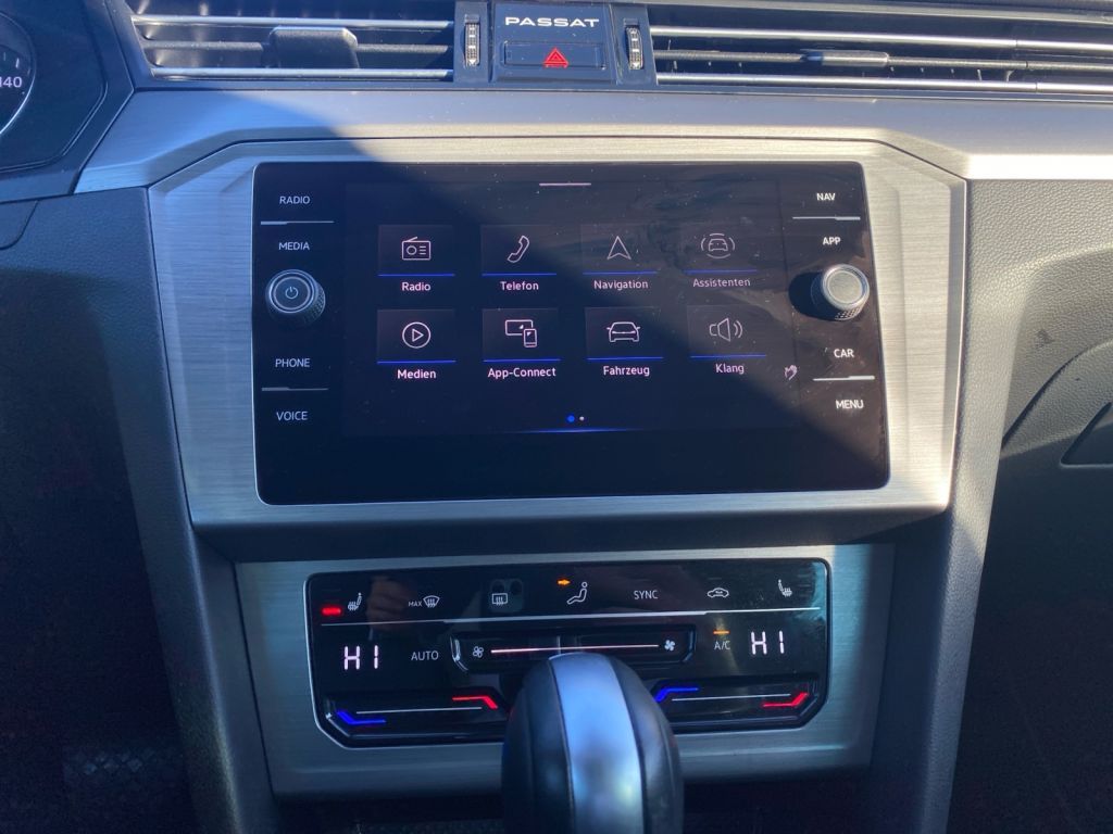 Fahrzeugabbildung Volkswagen Passat Variant 1.5 TSI DSG Navi,LED,SH,ACC,PDC