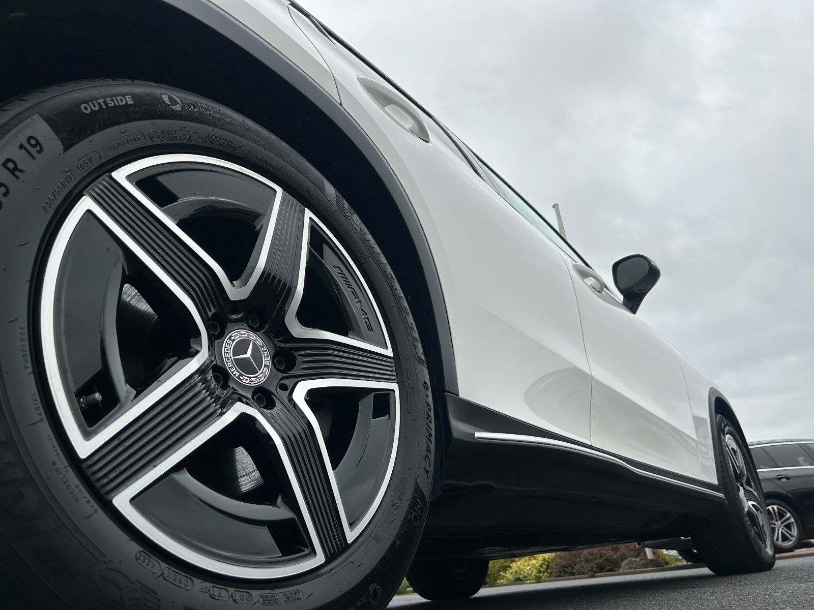 Fahrzeugabbildung Mercedes-Benz GLC 220d AMG+Night+RKamera+SportfahrW+AmbientePr