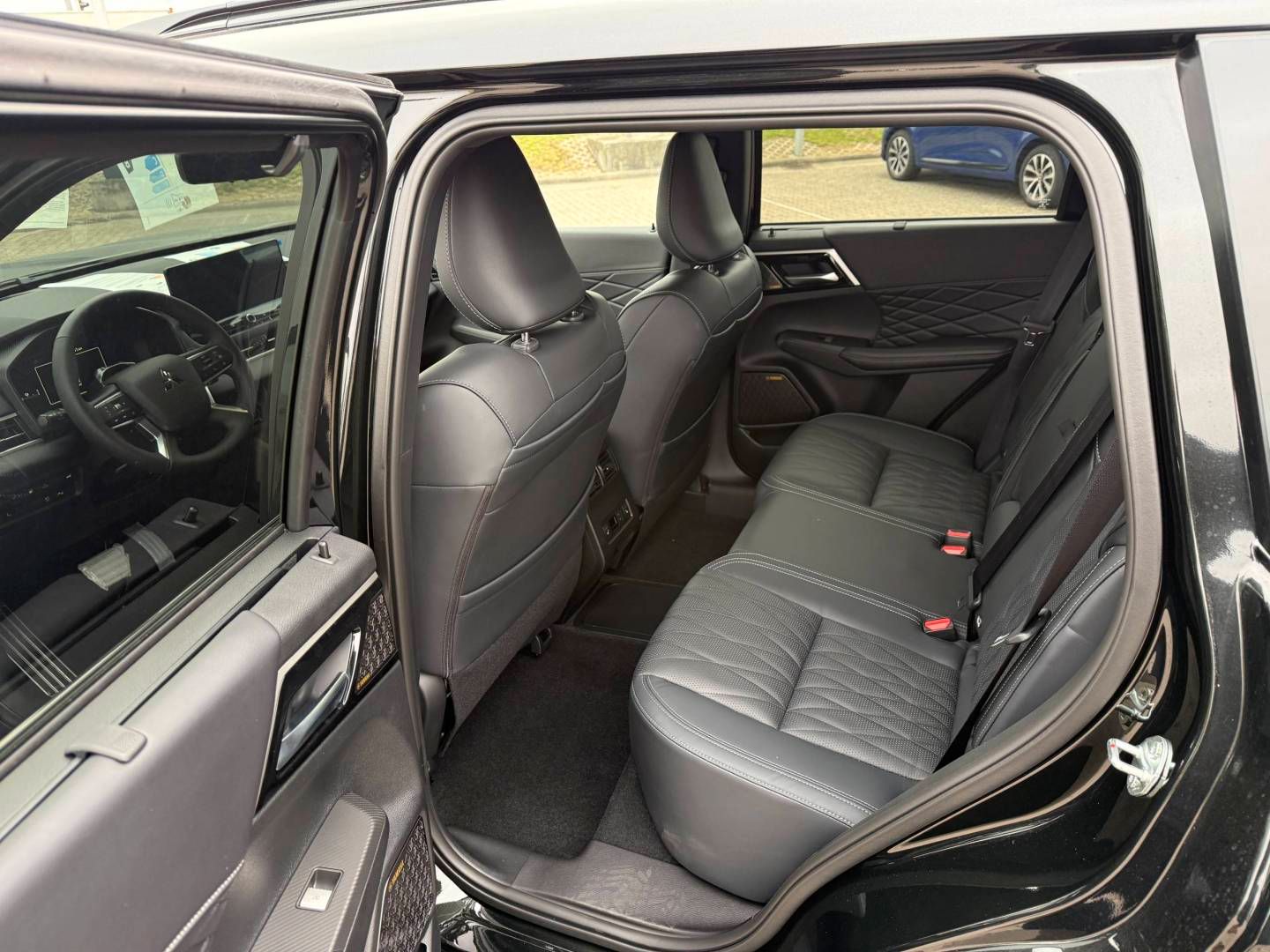 Fahrzeugabbildung Mitsubishi Outlander Plug-in Hybrid Black  2.4