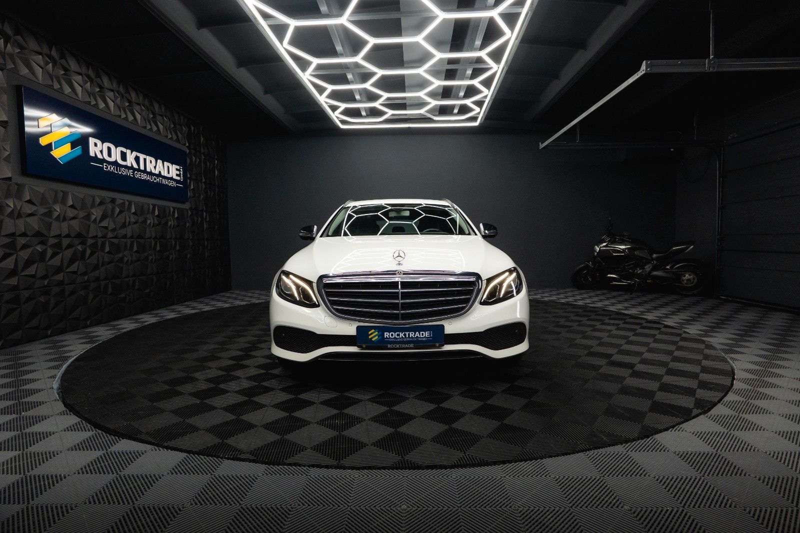 Fahrzeugabbildung Mercedes-Benz E 220d 4Matic Business *LED*Kamera*Scheckheft*