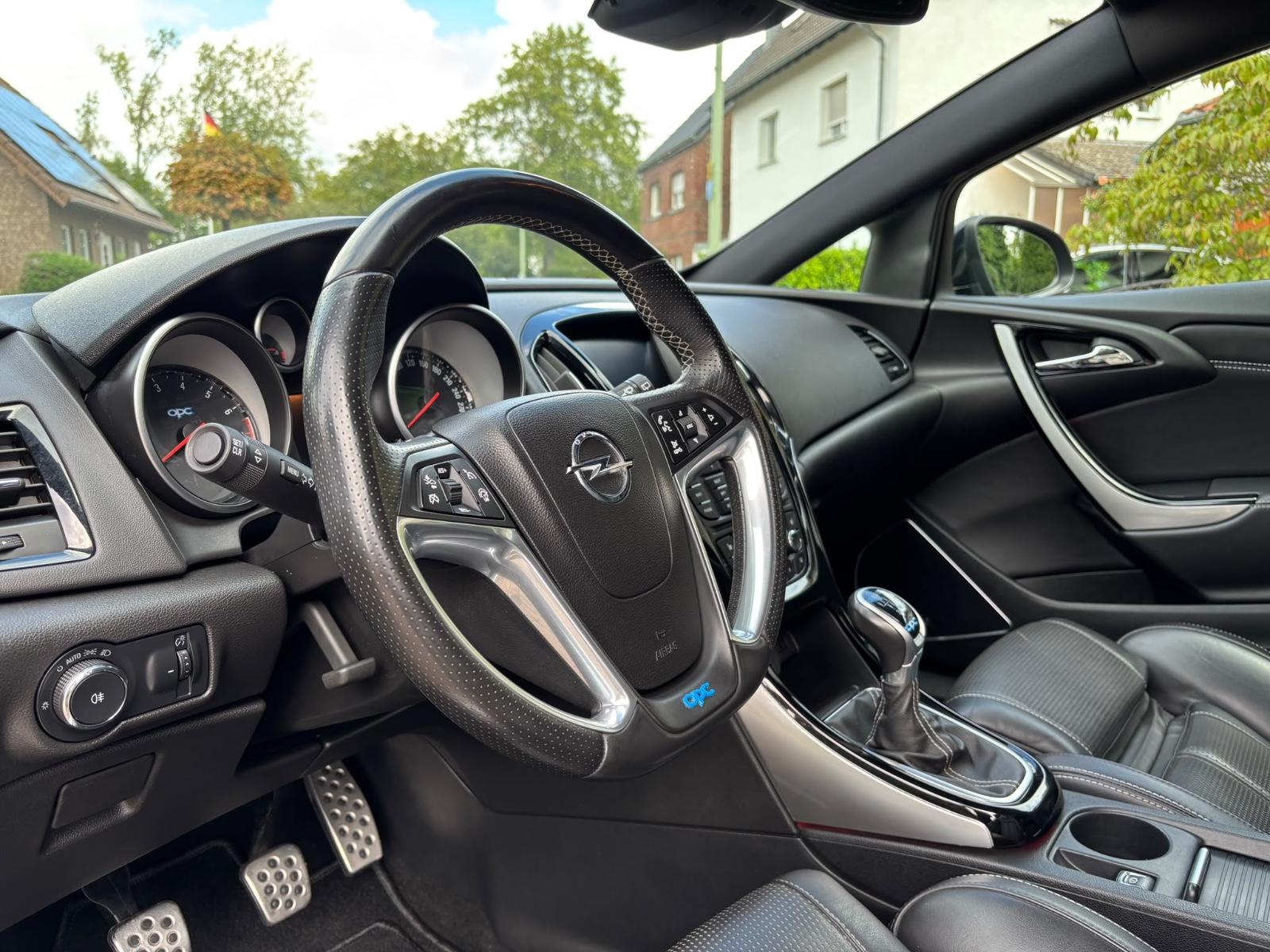 Opel Astra J GTC OPC 2.0 280ch - Carnet entretien - Sièges sport - Régulateur de vitesse - Suspension sport