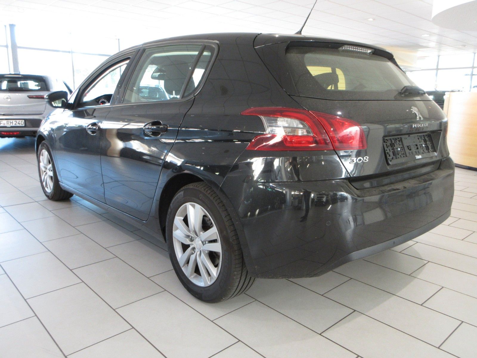 Fahrzeugabbildung Peugeot 308 Active Pack 1.2T LED/NAVI/PDC/TEMPOMAT
