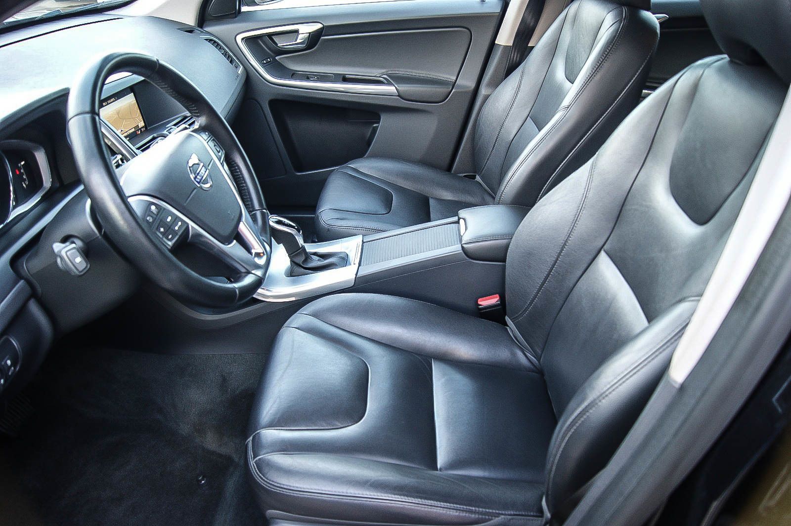 Fahrzeugabbildung Volvo XC60 D5 24 Summum AWD PANO STANDHZG KAMERA LEDER