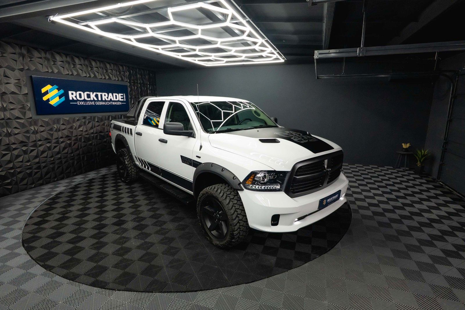 Fahrzeugabbildung Dodge RAM 5.7 V8 HEMI 4x4 OFFROAD Night-Paket *LED*19%