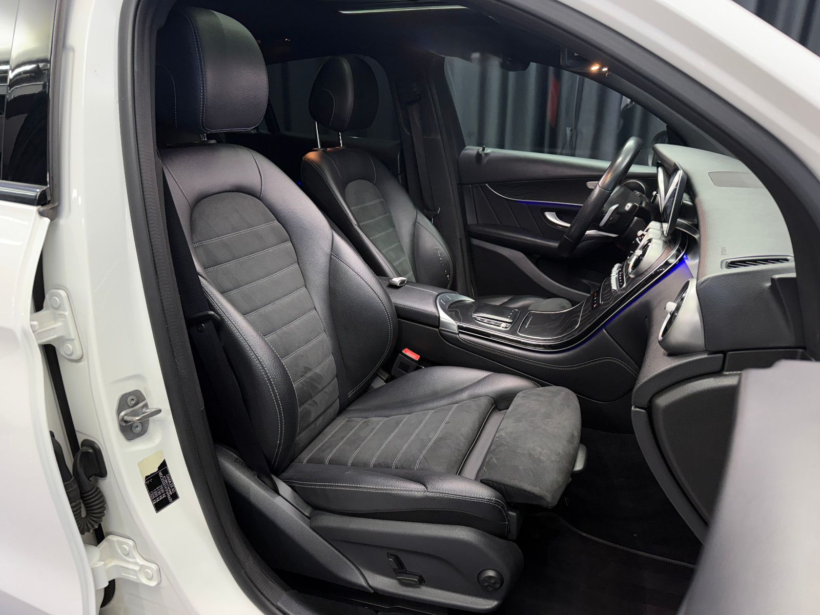 Fahrzeugabbildung Mercedes-Benz GLC 300 d Coupe 4Matic |AMG-LINE|AHK|PANO|LED