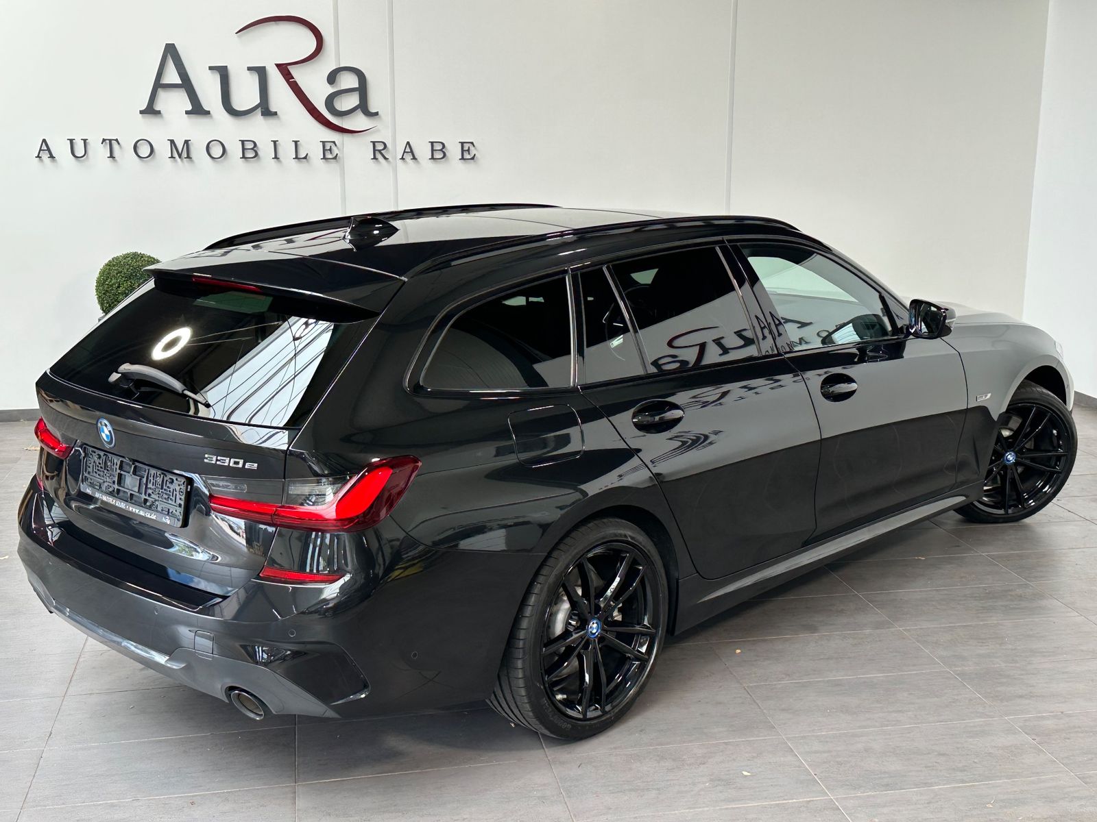 Fahrzeugabbildung BMW 330 e Touring M-Sport NAV+LED+PANO+AHK+HEAD-UP
