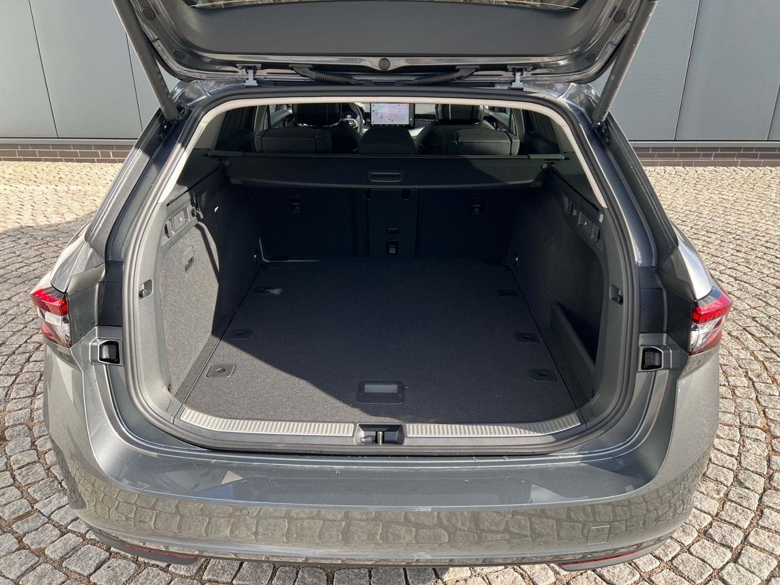 Fahrzeugabbildung SKODA Superb Combi Selection 2.0 TDI DSG *AHK, Navi, 1