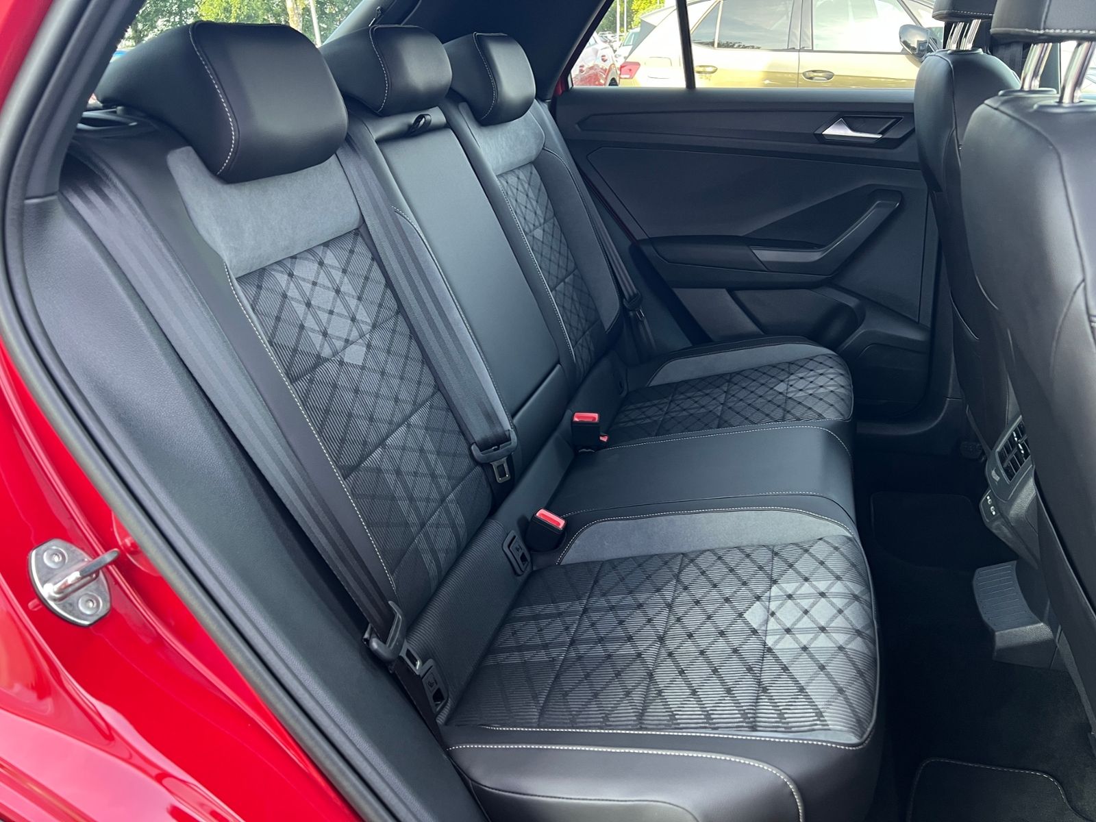Fahrzeugabbildung Volkswagen T-Roc R-Line 1.5 TSI DSG *Black Style, AHK, LED,