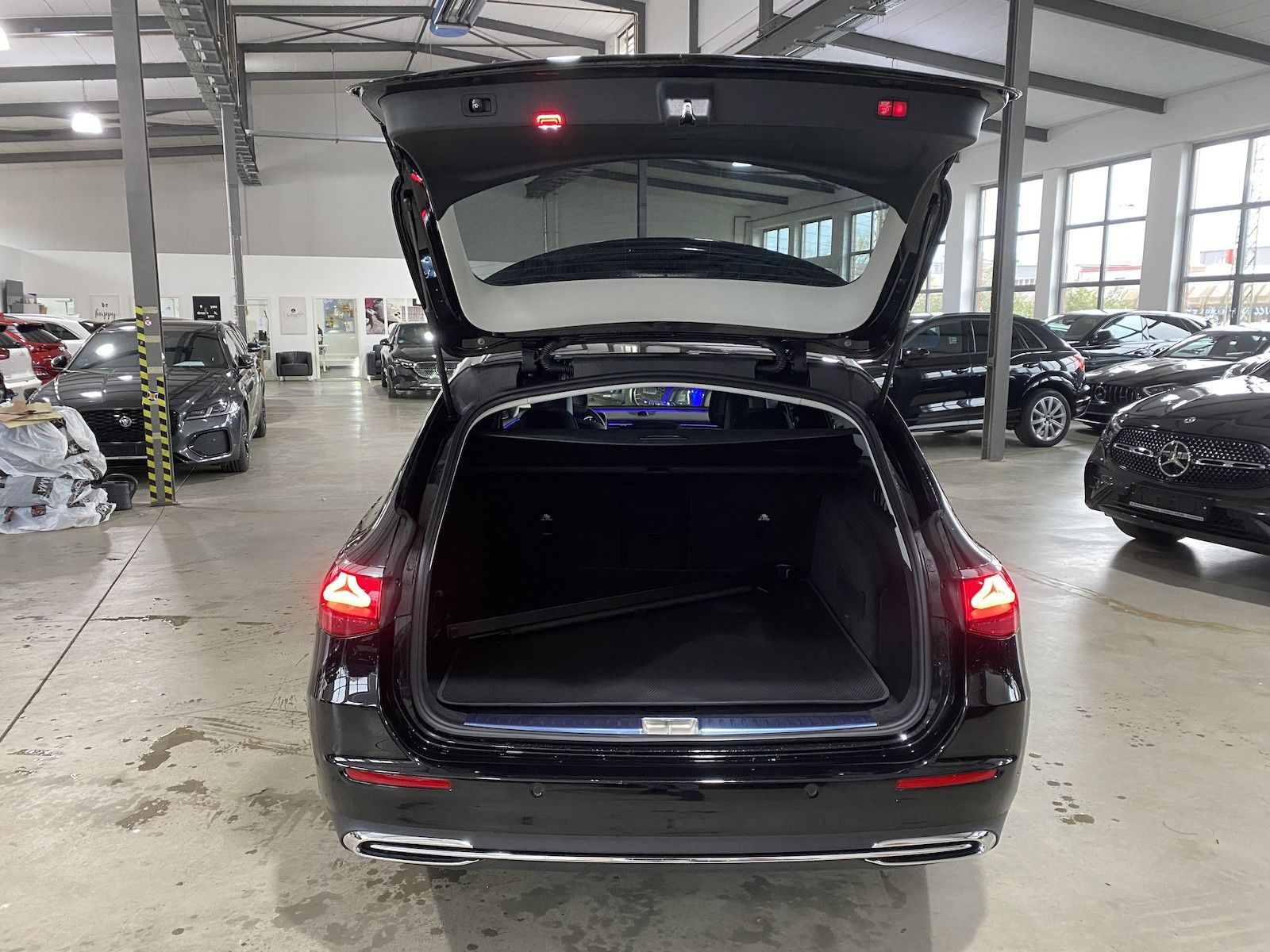 Fahrzeugabbildung Mercedes-Benz E 220 d T 4M Exclusiv/HYPER/PANO/Leder/Pano/DIS/