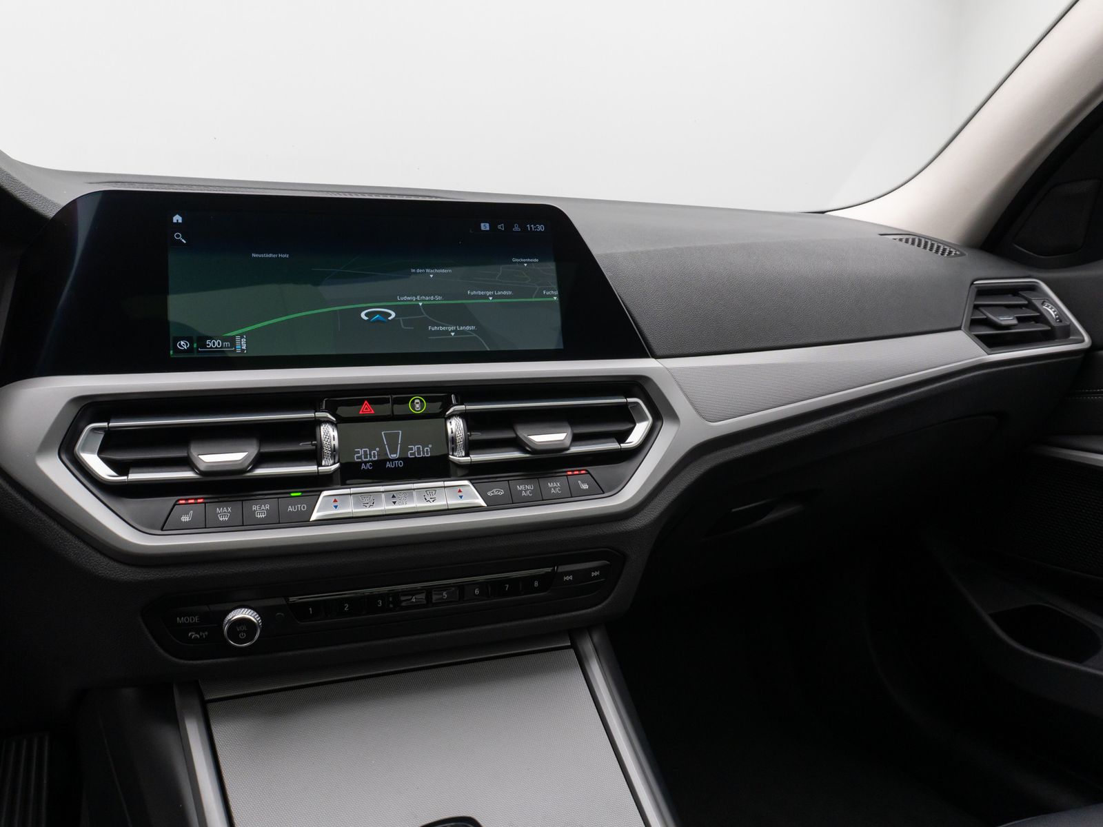 Fahrzeugabbildung BMW 330e Panorama 360° Laser HUD DAB HiFi AHK ACC