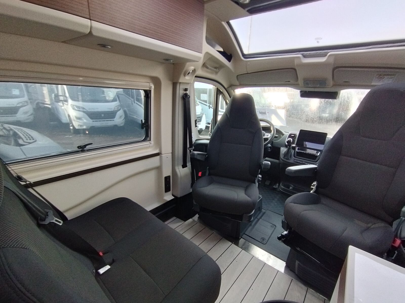 Fahrzeugabbildung Westfalia Columbus 640 E 180 PS Automatik 4.25 t Skyview