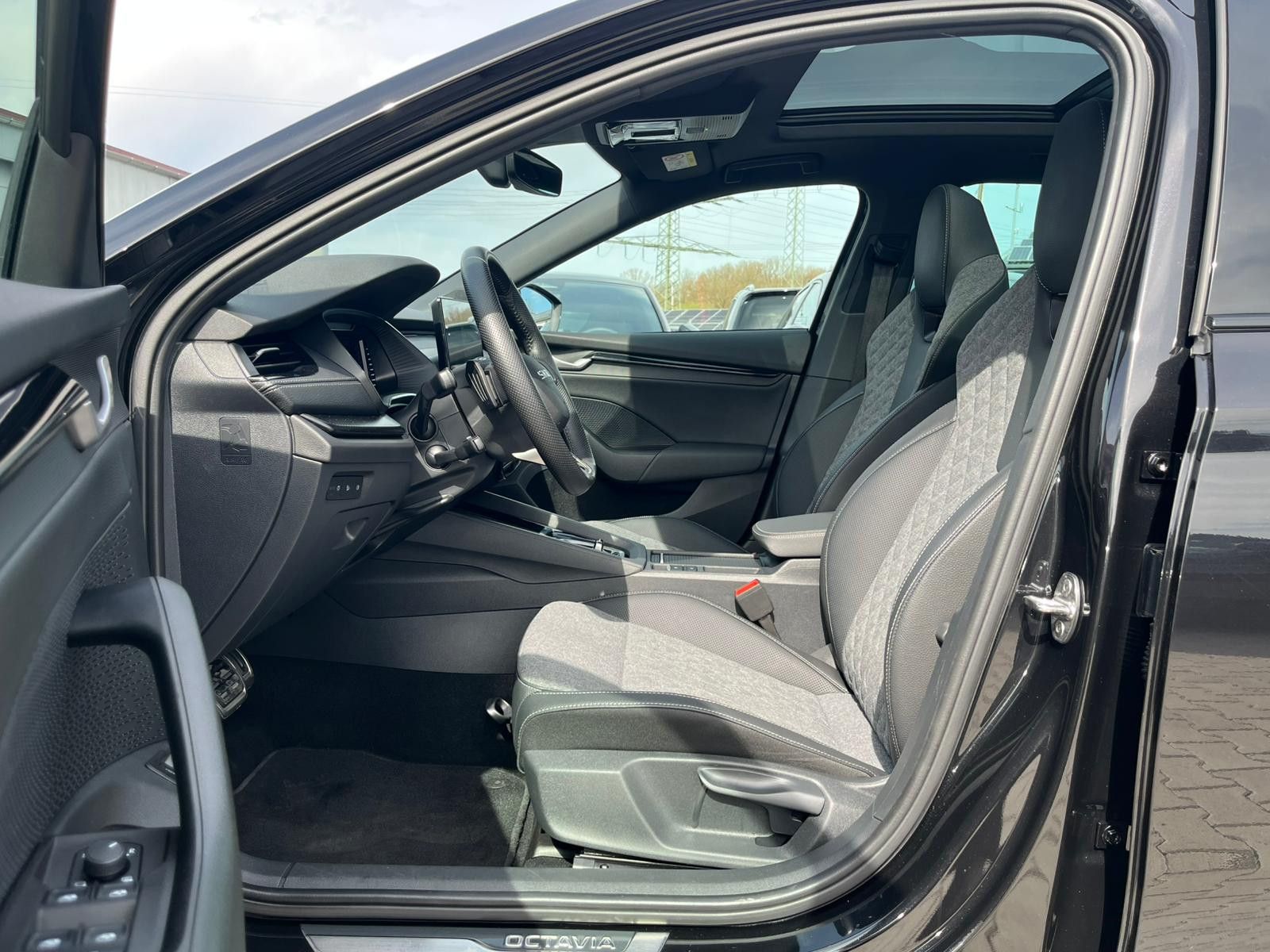 Fahrzeugabbildung SKODA Octavia 1.5 DSG Sportline PANO*MATRIX*AHK*5J.GAR