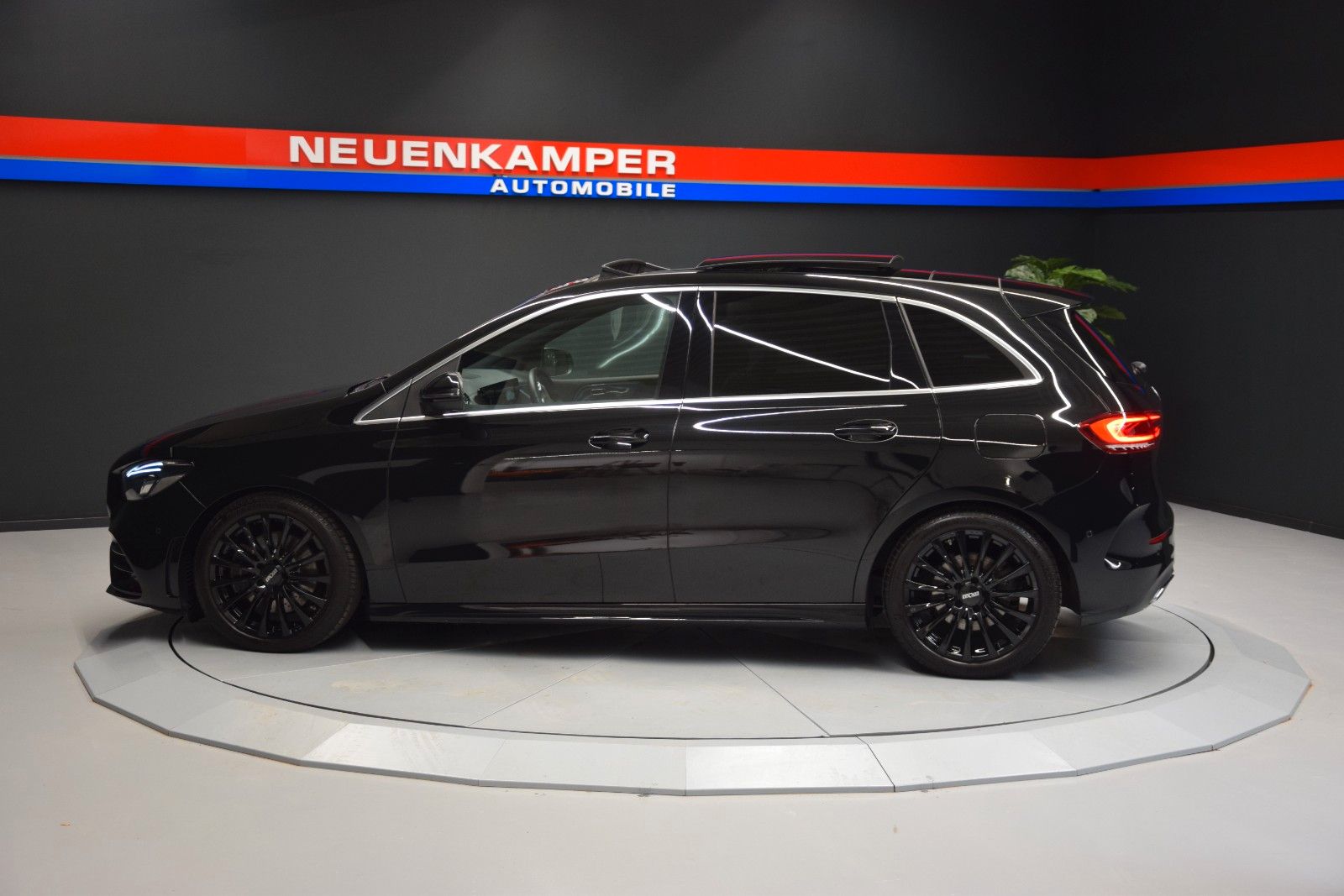 Fahrzeugabbildung Mercedes-Benz B 220 4Matic AMG-Line Pano LED Kamera Tempomat