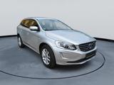 Volvo XC60 Summum 2WD, Navi , Leder - silberne Volvo XC60
