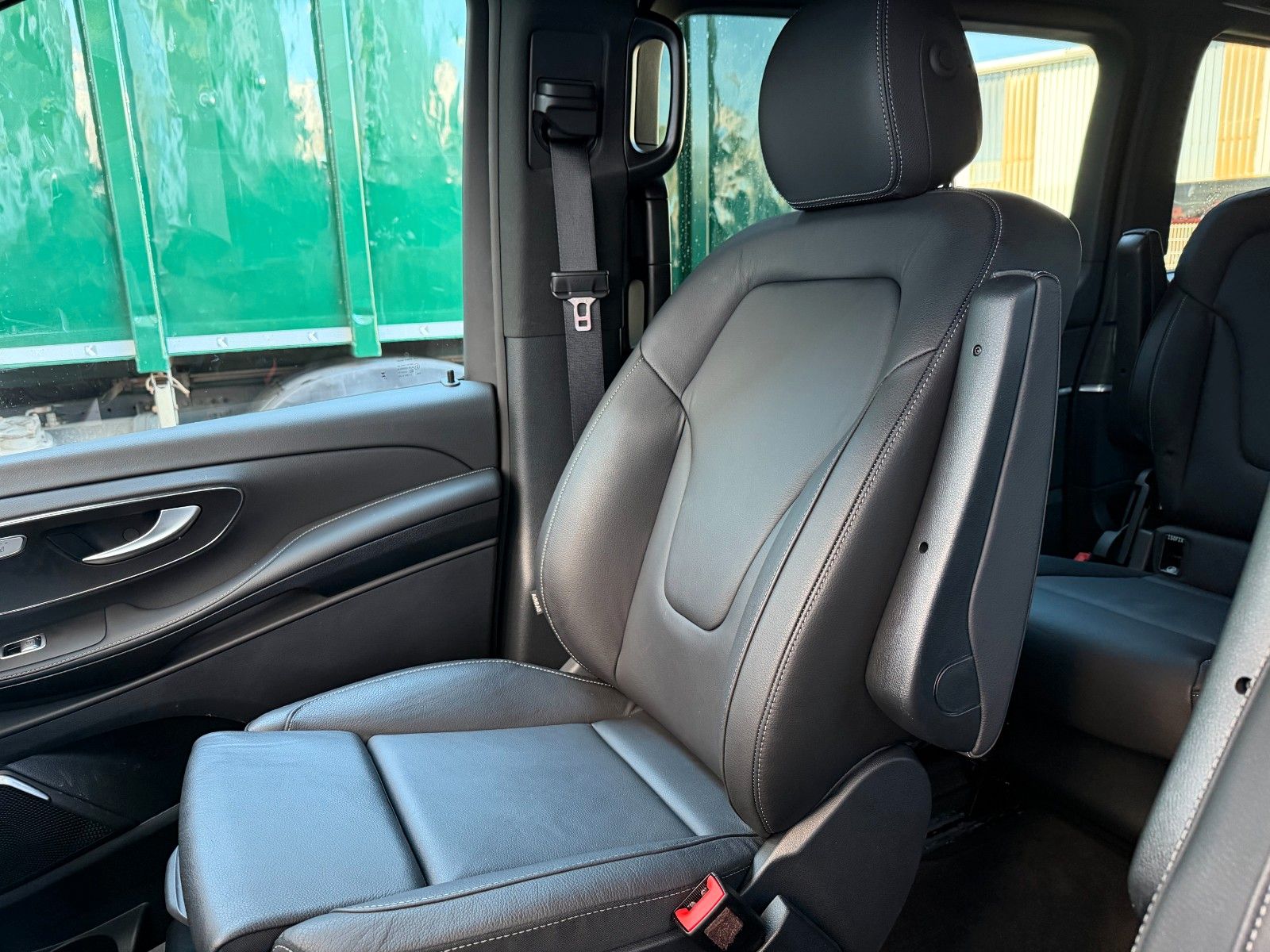 Fahrzeugabbildung Mercedes-Benz V 300 d AVA 4MATIC Liege AHK2,5to AIRMATIC Stdh