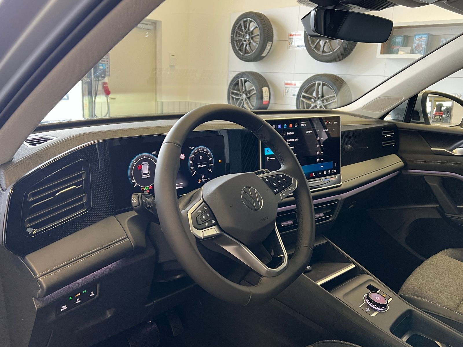 Fahrzeugabbildung Volkswagen Tiguan Life 2.0 TDI DSG *AHK, LED, Kamera, 18''-