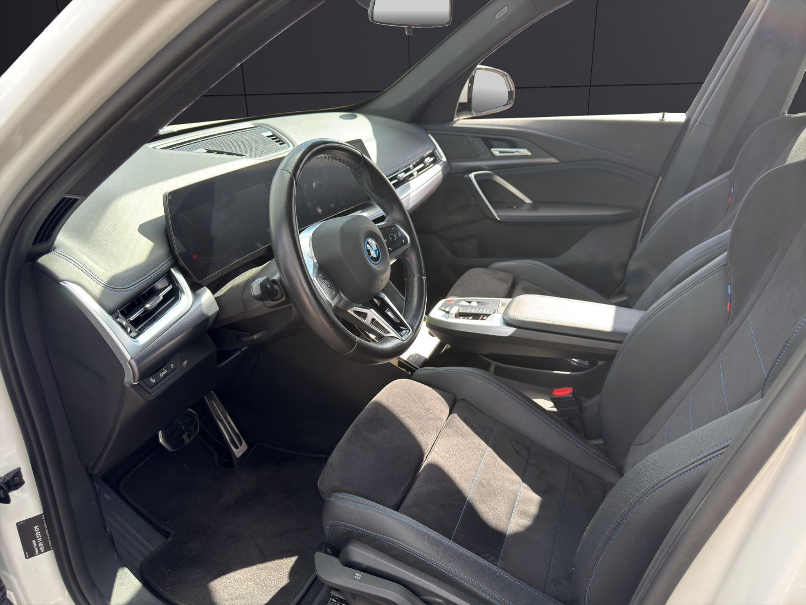 Fahrzeugabbildung BMW iX1 30 xDrive M Sport/Apple/Massage/Performance/