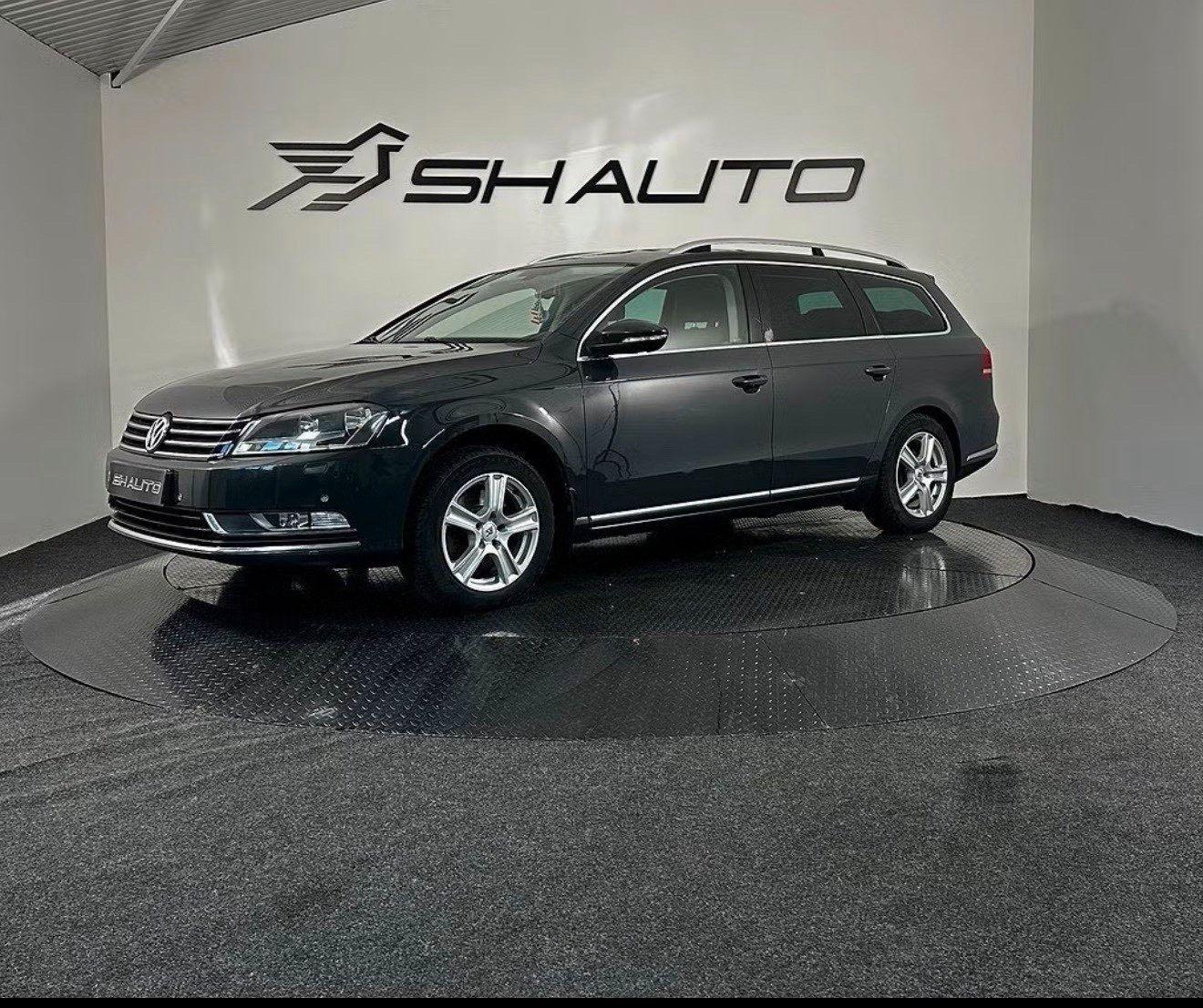 Volkswagen Passat 2011 — rear view