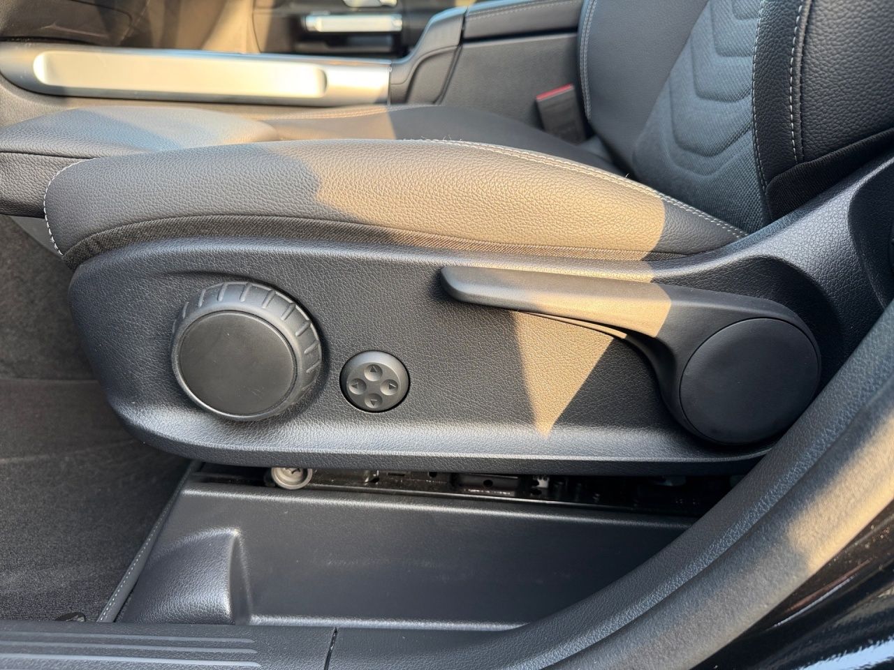 Fahrzeugabbildung Mercedes-Benz GLB 220 4M OFFROAD+AHK+KAMERA+EASYP+LENKRADHEIZ