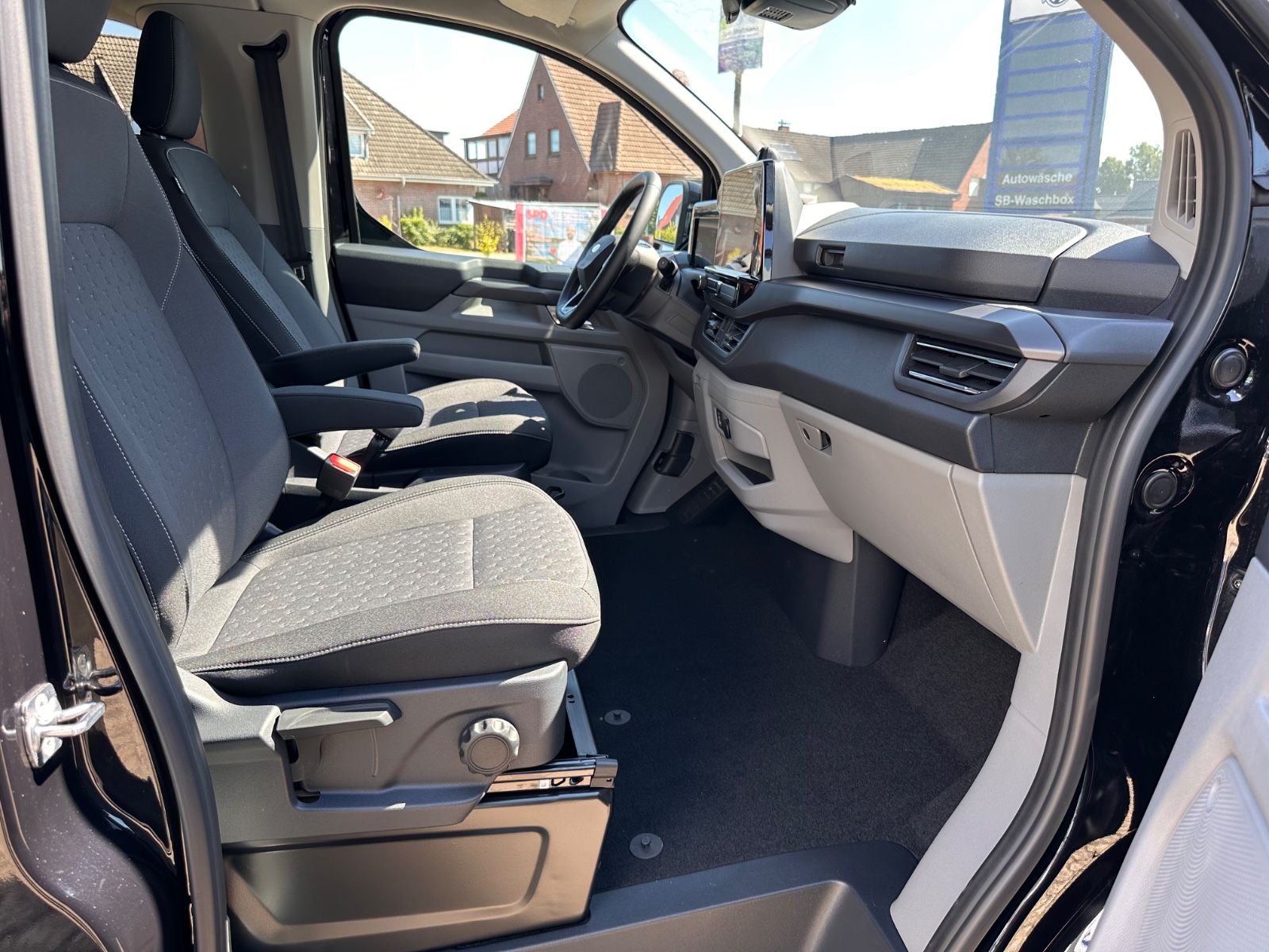 Fahrzeugabbildung Ford Tourneo Custom 2.0 EcoBlue 320 L2  Titanium Aut.