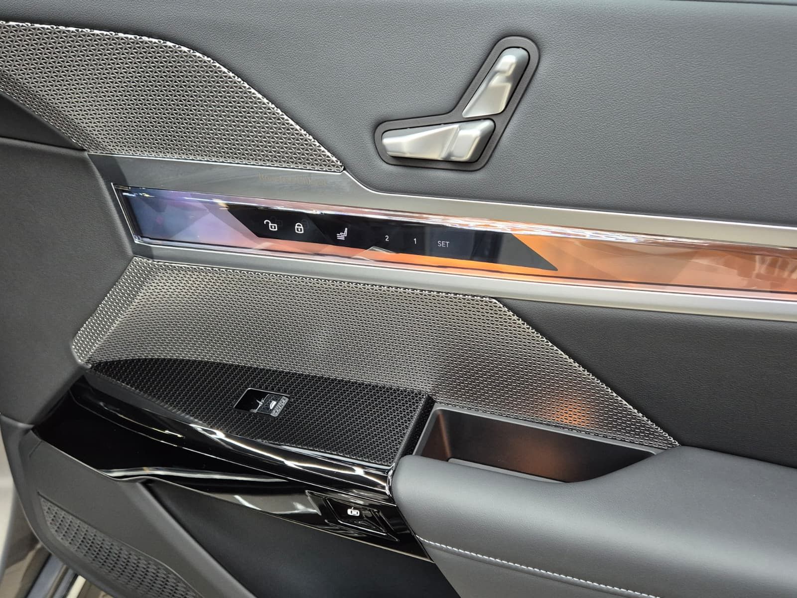 Fahrzeugabbildung BMW M760 e xD M PAKET+PANO+HEAD+SOFT+MEMO+B&W+360°+