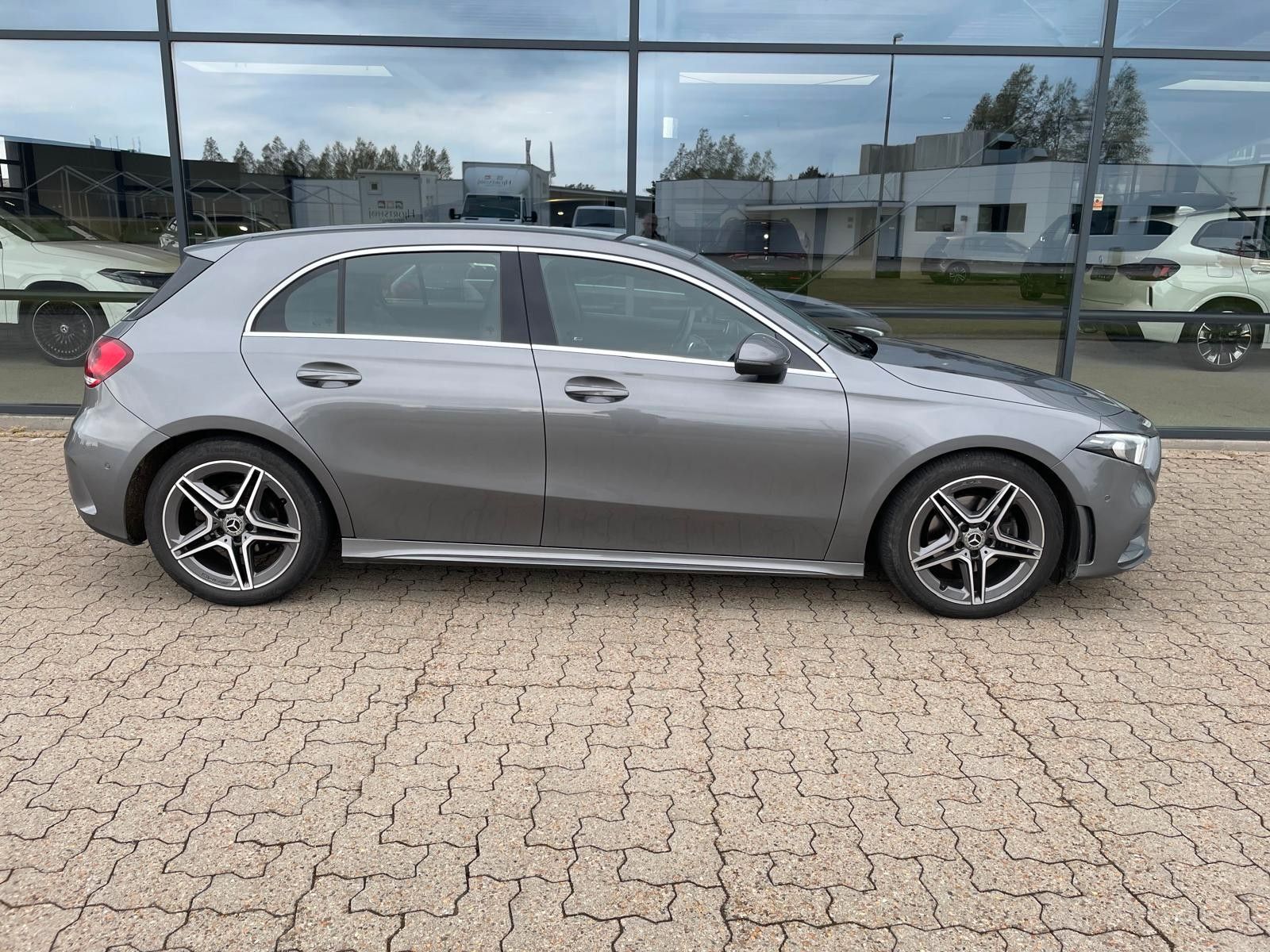 Mercedes-Benz A 200 d AMG, ACC, OEM Swivelling tow bar foto 2