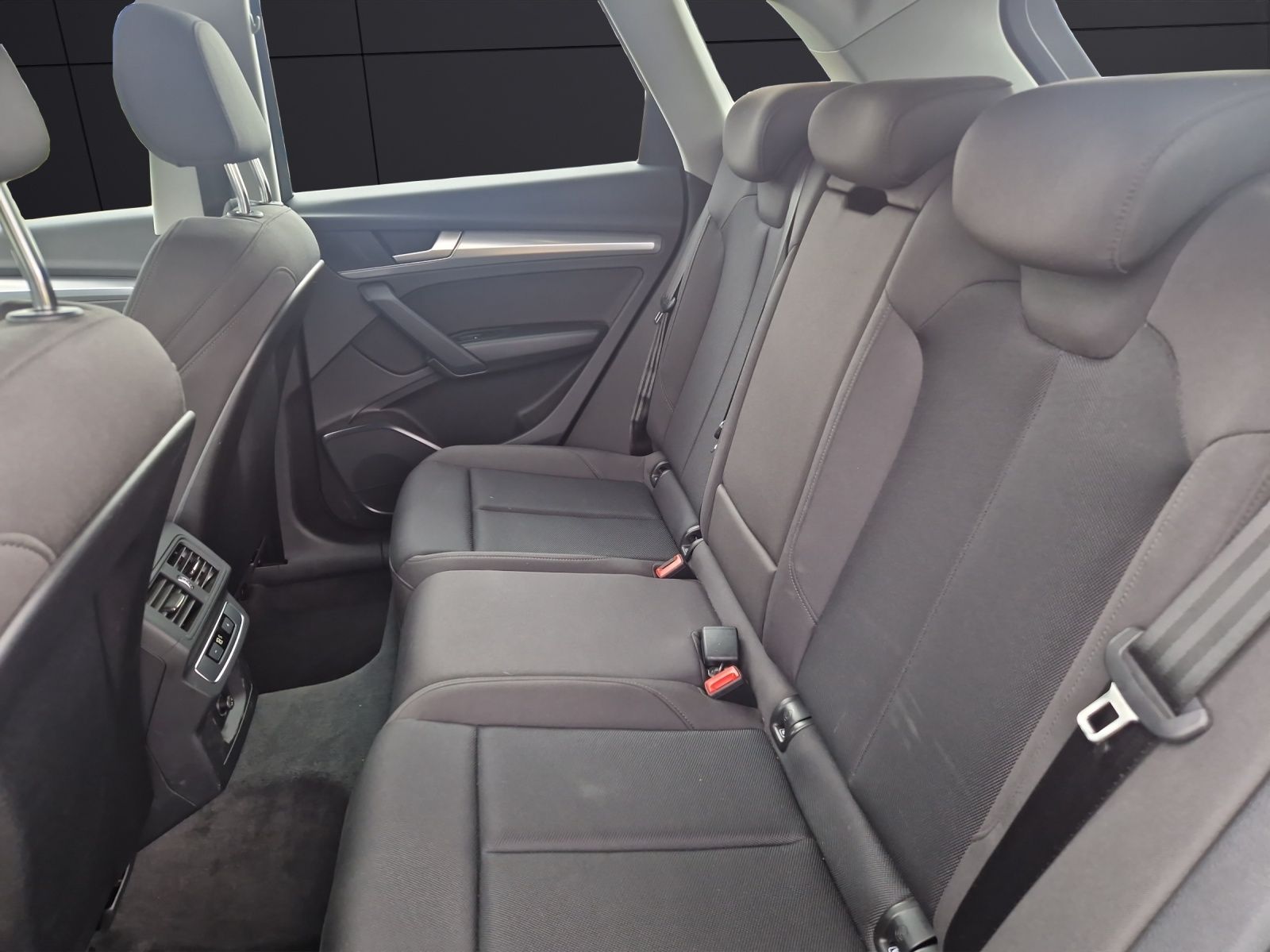Fahrzeugabbildung Audi Q5 40 TDI quattro S line Navi RearView