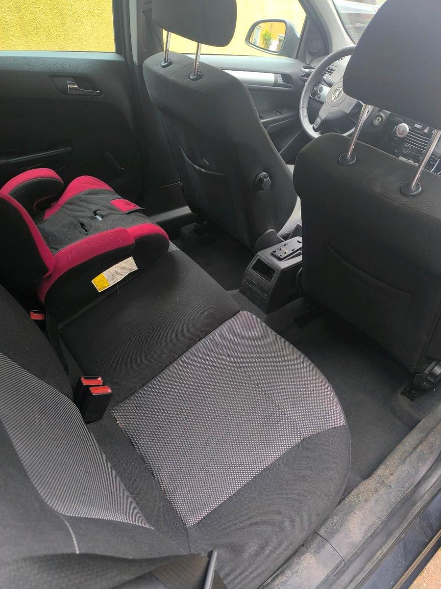 Opel Astra 2010 — photo 8
