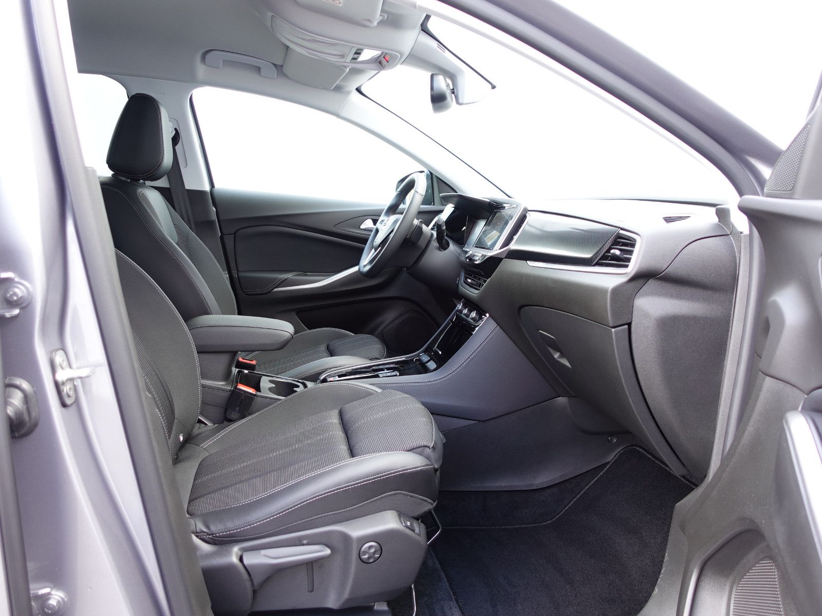 Fahrzeugabbildung Opel Grandland 1.2T AUTOMATIK,Navi,MatrixLED,Sitzhzg