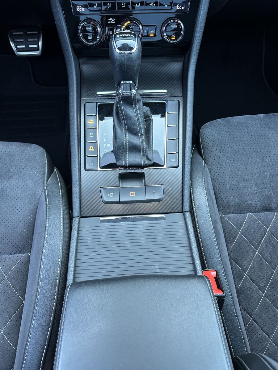 Fahrzeugabbildung SKODA Superb Sportline iV NAV+LED+AHK+PANO+CANTON+19ZO