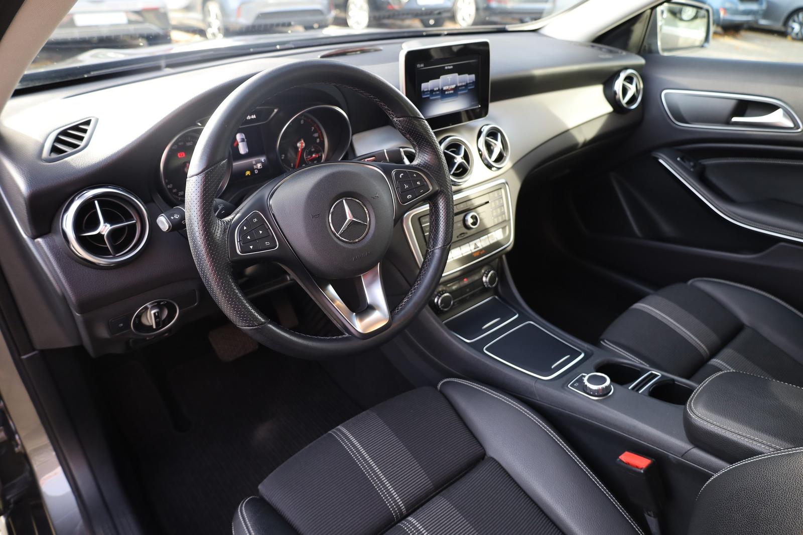 Mercedes-Benz GLA 200 Urban Aut. AHK LED 360° Navi Panorama