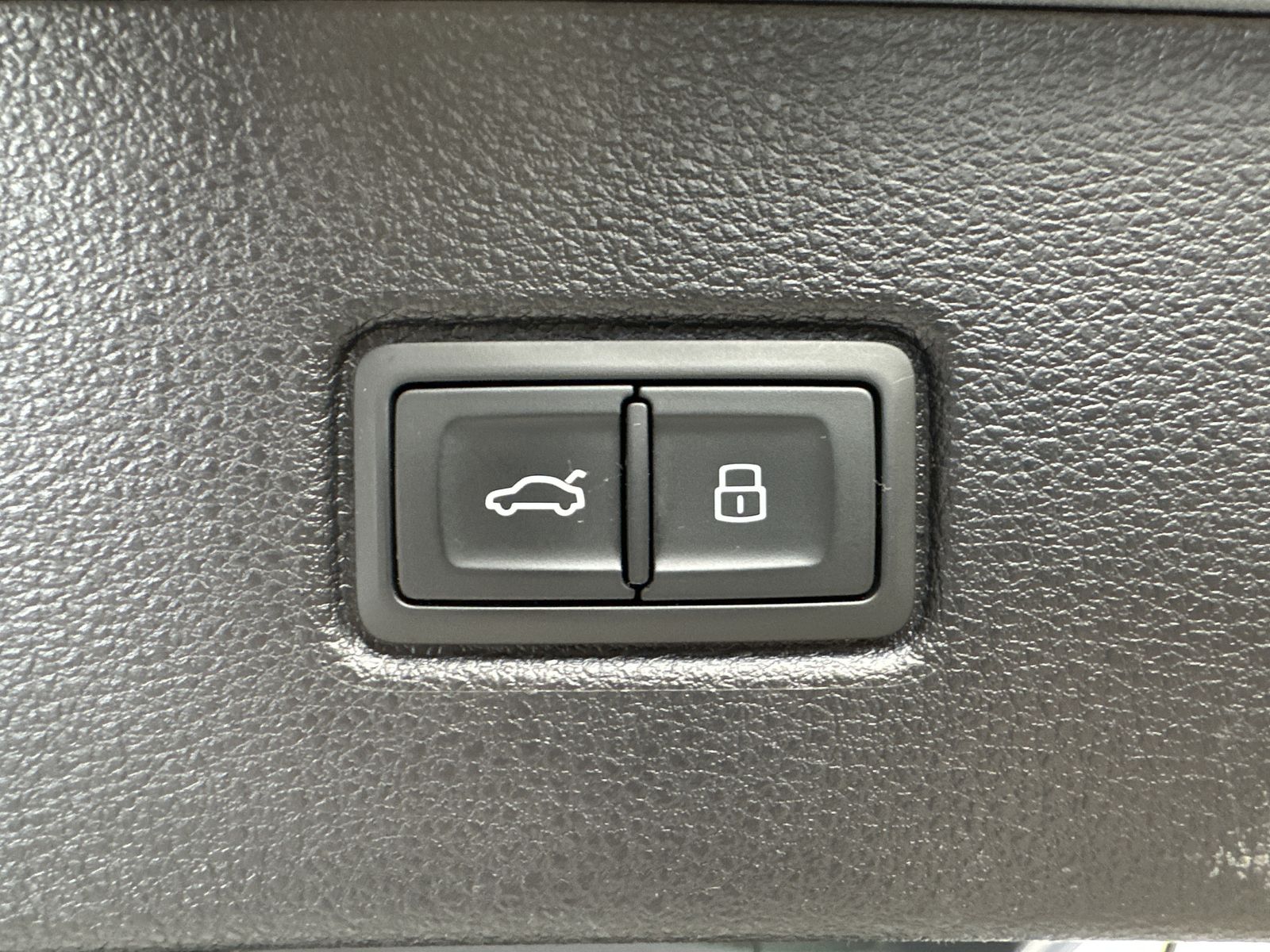 Fahrzeugabbildung Audi Q7 55 TFSI e Qu S-Line NAV+LED+KAM+PANO+VCOCKPIT