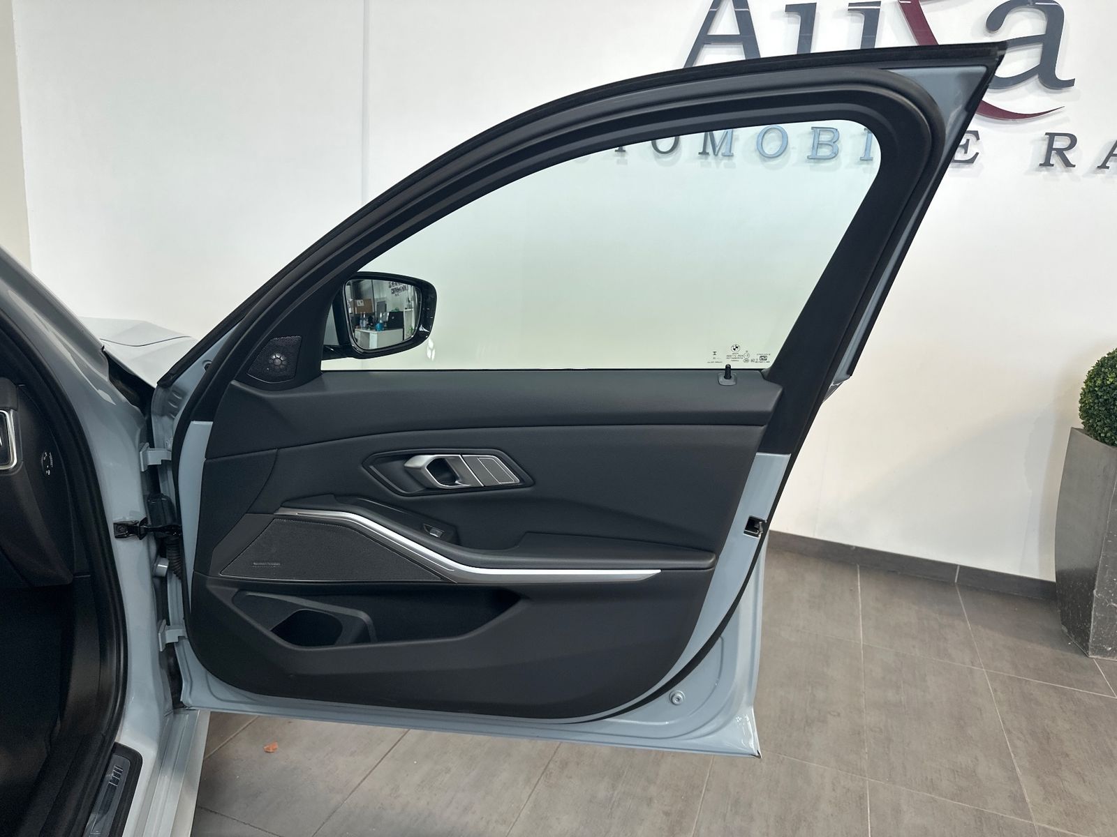 Fahrzeugabbildung BMW 330 d Touring xDrive M-Sport NAV+LED+PANO+H&K