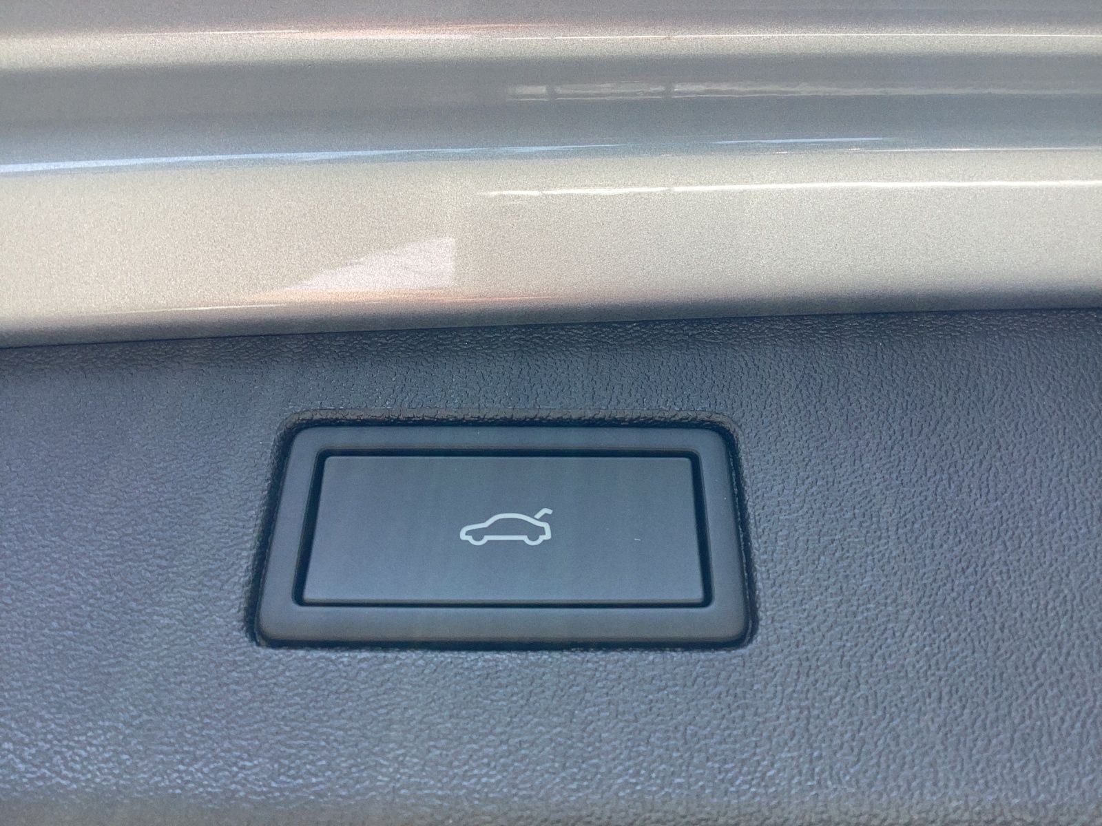 Fahrzeugabbildung Volkswagen Tiguan 1.5 TSI eHybrid 200 kW R-Line AHZV  IQ.LI