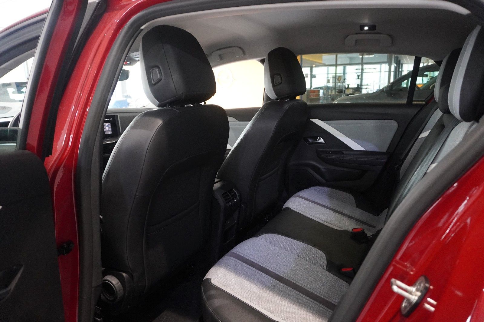 Fahrzeugabbildung Opel Astra L Lim. 1.6 HYBRID ELEGANCE NAVI/LED/KAMERA