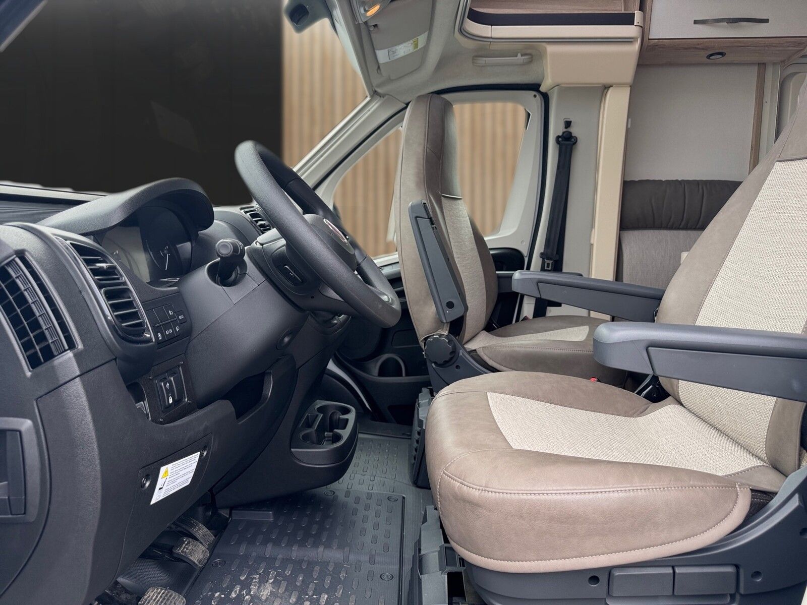 Fahrzeugabbildung Eura Mobil Profila RS PRS 695 EB Dachklima/Mondial/Lithium
